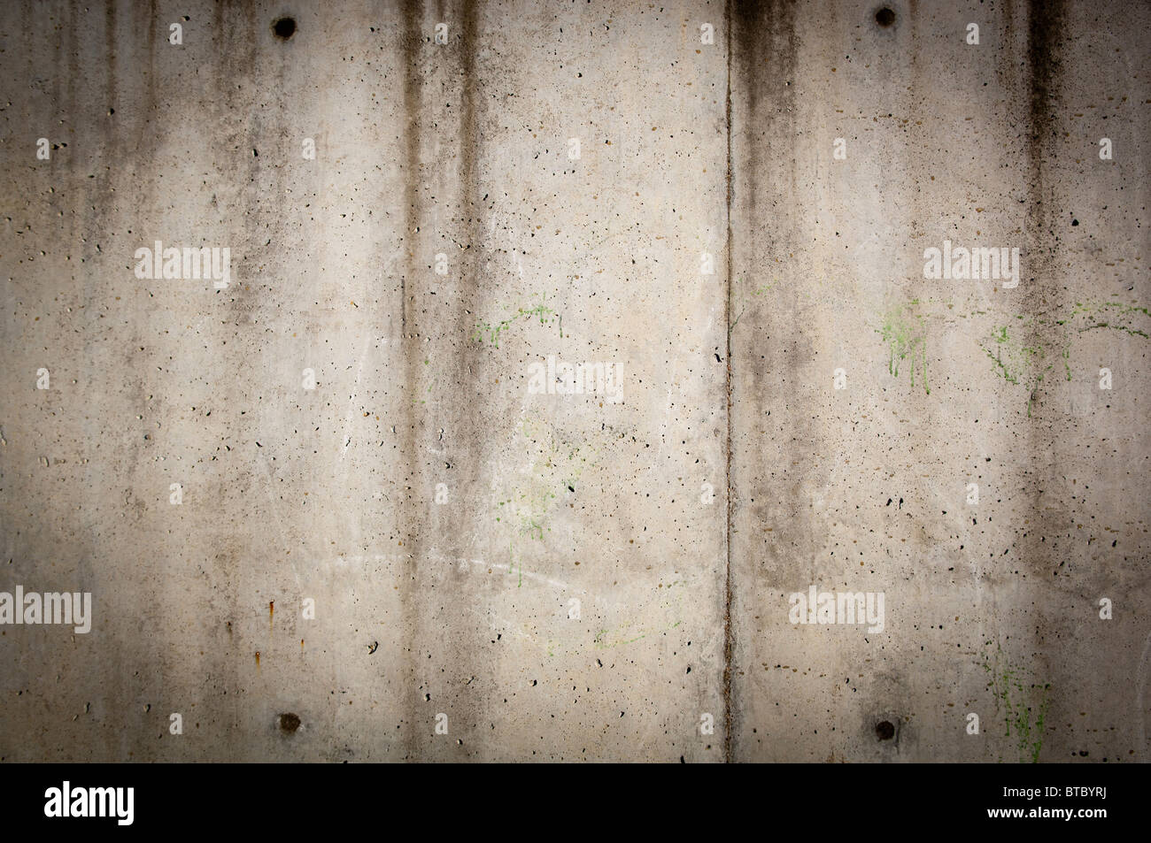 Alto muro de hormigón en áspero, gunge estilo con las manchas y el desgaste Foto de stock