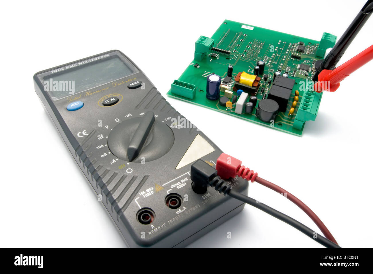 Multímetro aislados y la placa de circuito impreso para pruebas Fotografía  de stock - Alamy