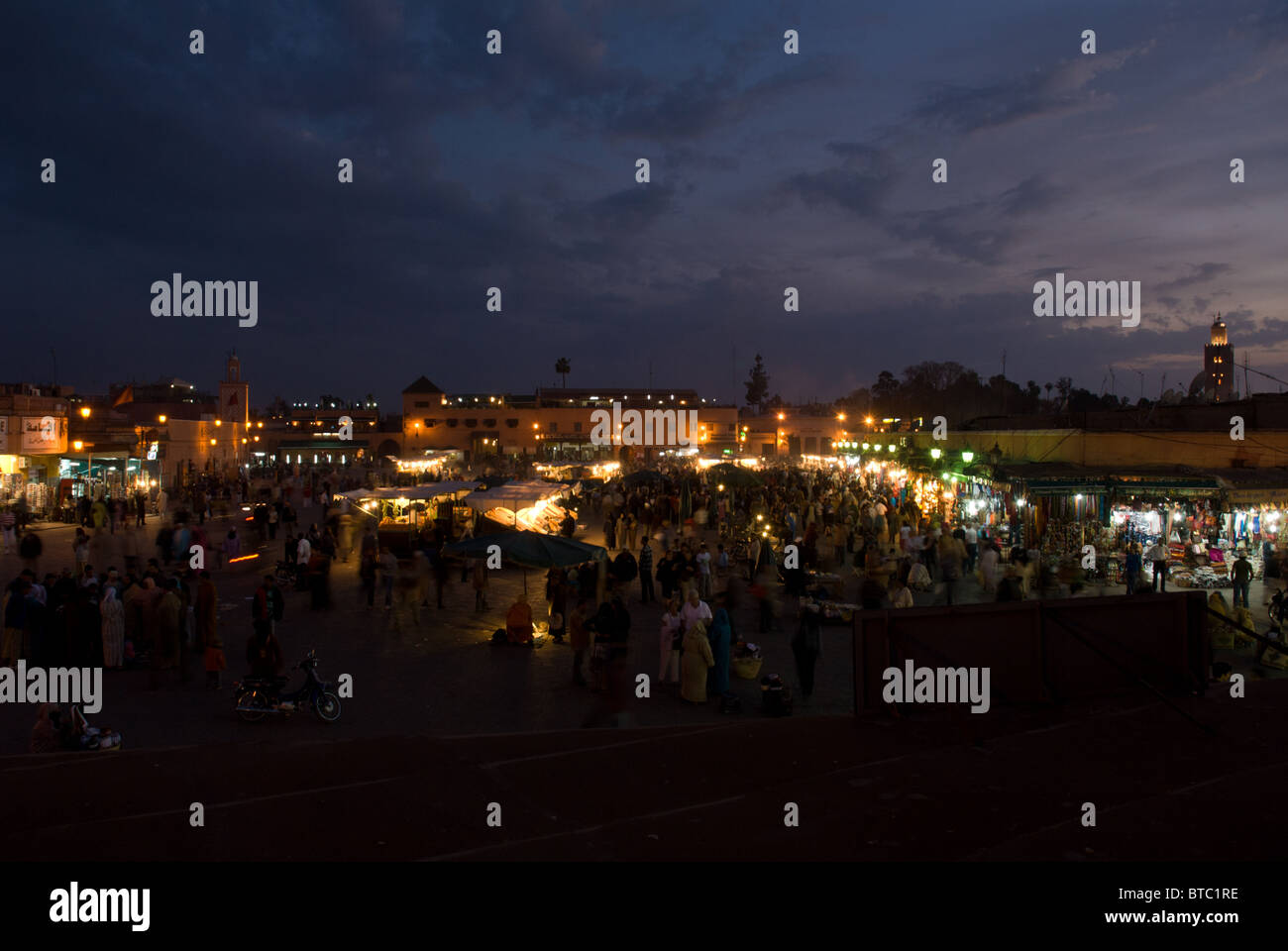 Djema el Fna (la plaza) por la noche Foto de stock