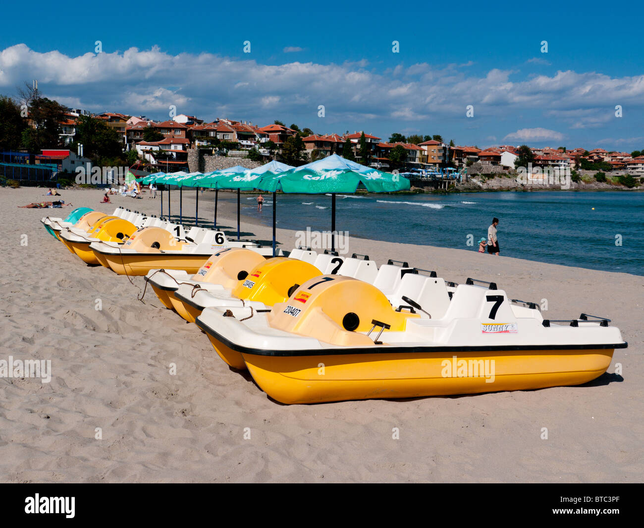 Patines y sombrillas en la playa de Sozopol, Bulgaria, Balcanes Fotografía  de stock - Alamy