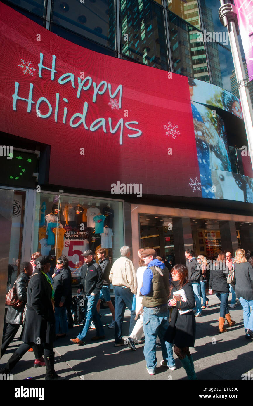 Los compradores y los trabajadores en la nueva tienda de ropa Aeropostale  en Times Square en Nueva York el día de la inauguración Fotografía de stock  - Alamy