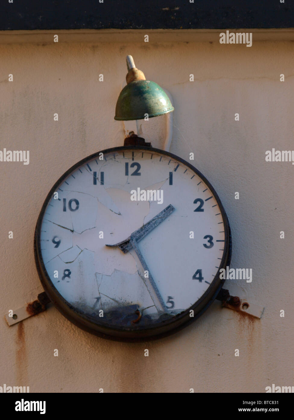Antiguo reloj roto en la pared de una vieja fábrica abandonada, REINO UNIDO  Fotografía de stock - Alamy