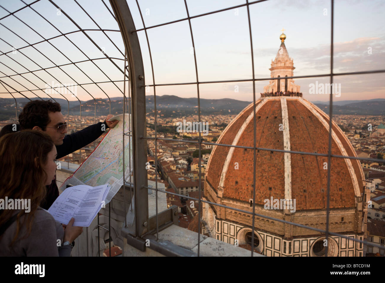 La cúpula de Brunelleschi y el mapa-holding turistas visto desde el Campanario de Giotto (Campanile) en Florencia. Foto de stock