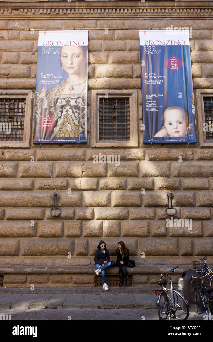 De Agnolo Bronzino Cosimo de carteles de exposiciones sobre las mujeres italianas modernas en la Plaza Strozzi. Foto de stock