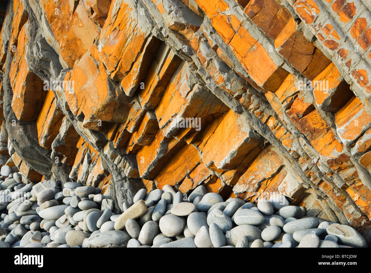 Los acantilados de arenisca en boca de arena cerca de Bude, Cornualles, en el REINO UNIDO Foto de stock