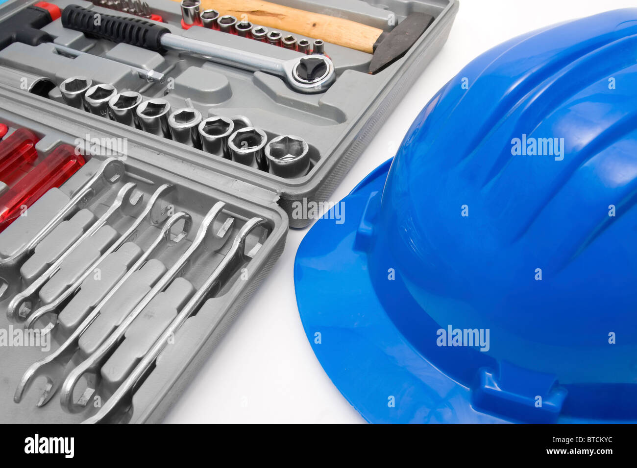 La seguridad de los cascos azules para los trabajadores y la caja de herramientas Foto de stock