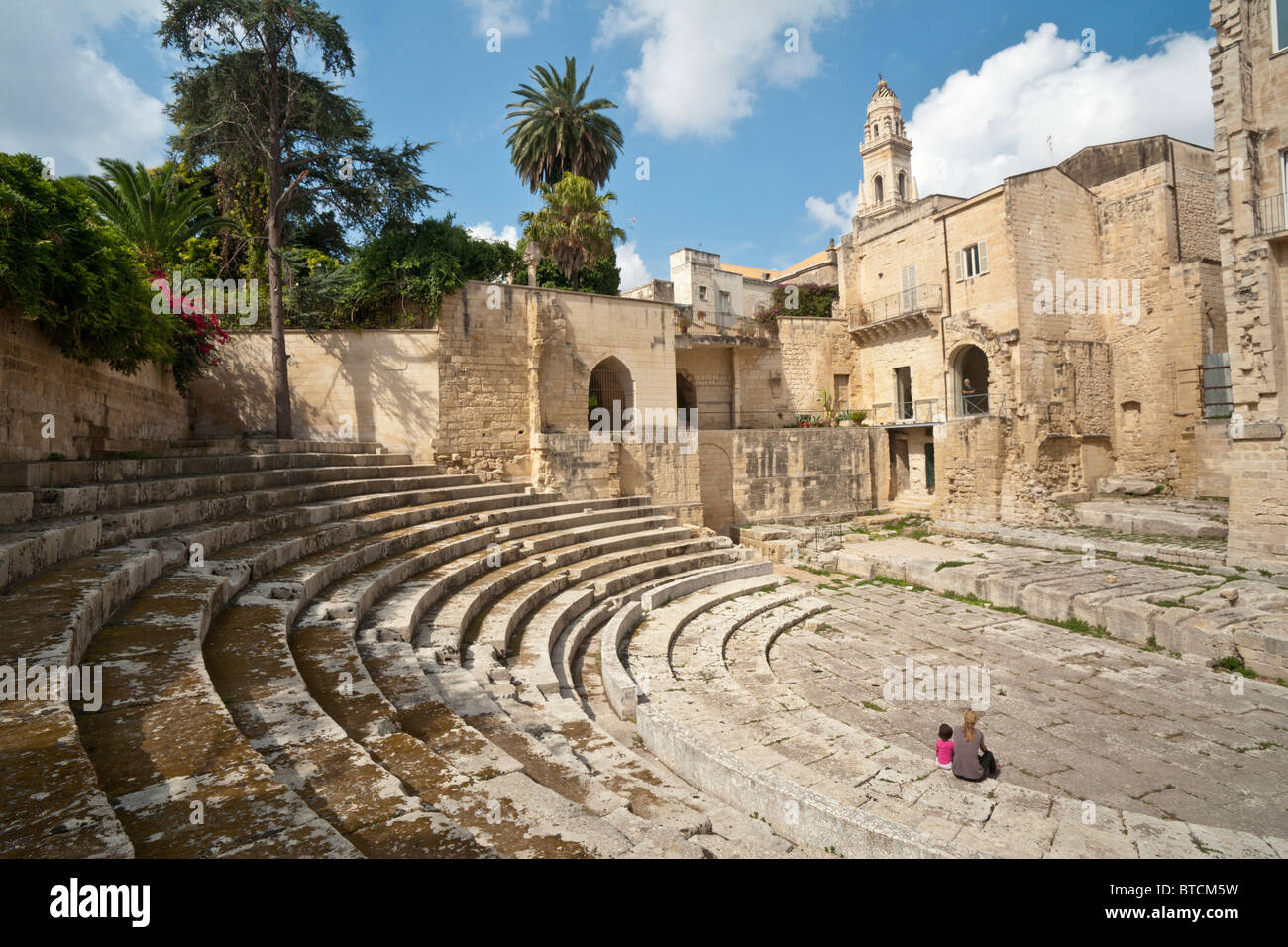 El teatro romano en Lecce, Puglia, Italia Foto de stock