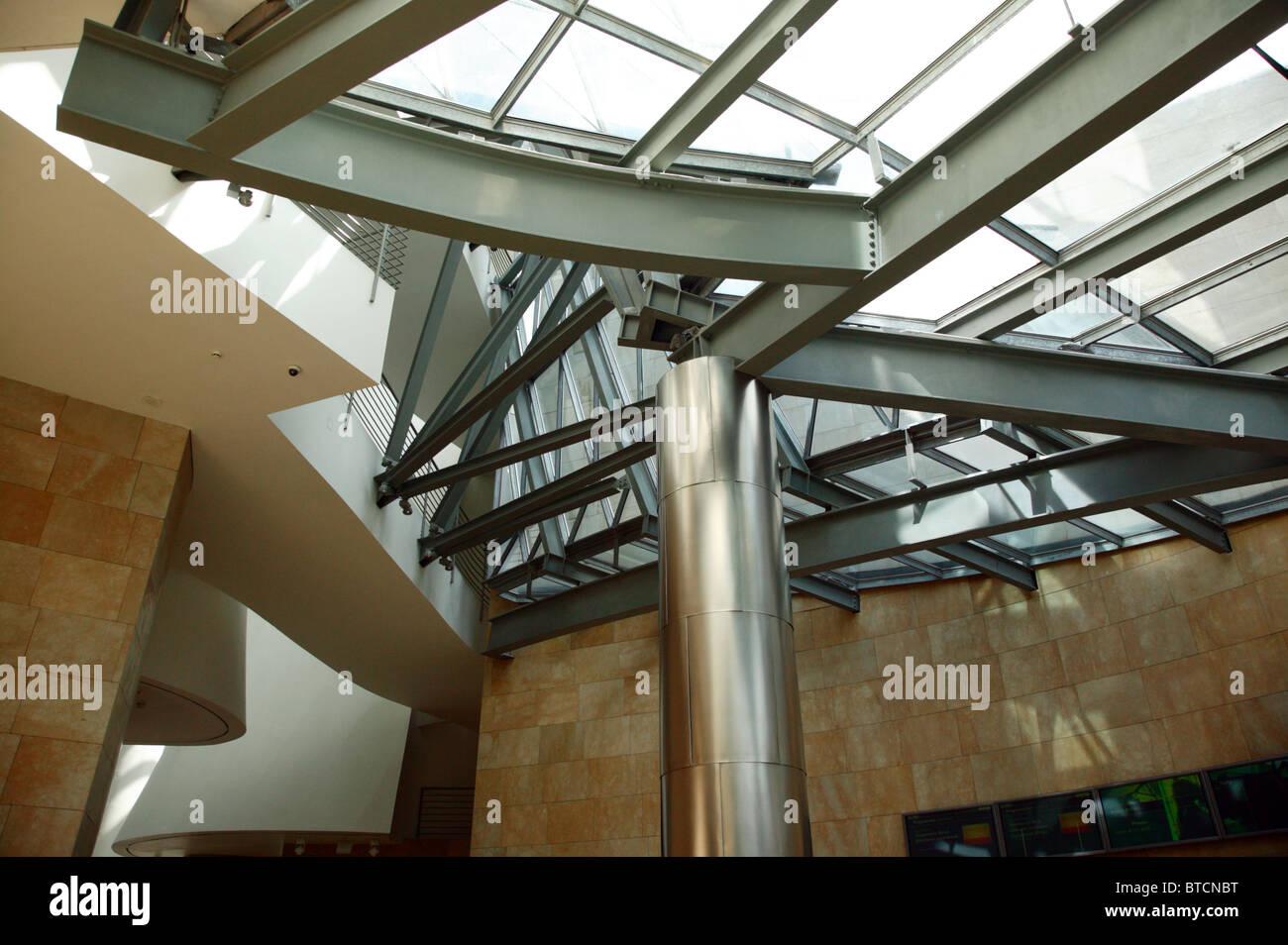 Detalles de la arquitectura interna del Museo Guggenheim, Bilbao, España Foto de stock