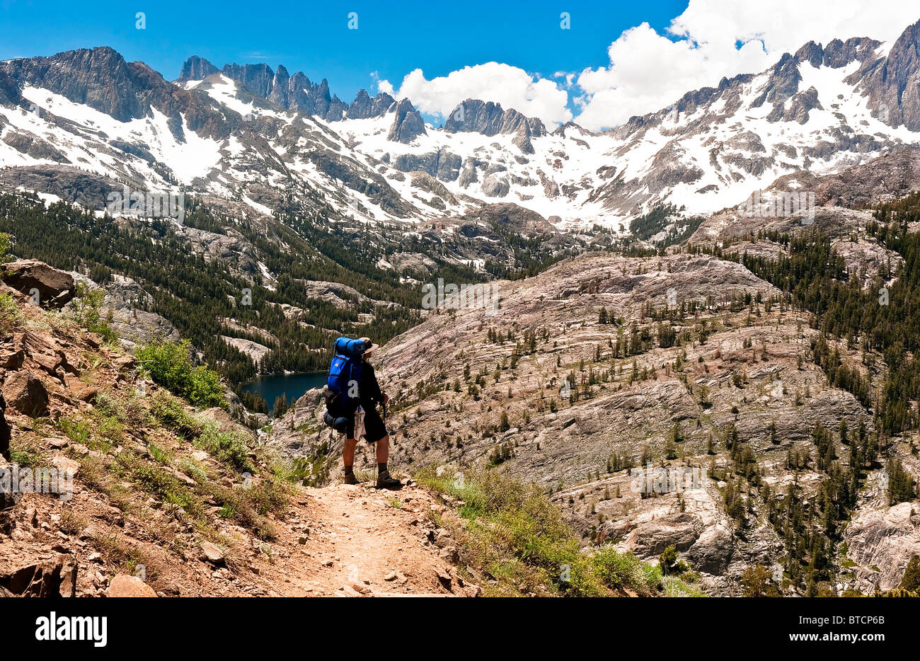 Backpacker en alta Trail a Thousand Island Lake, sierras orientales, California Foto de stock