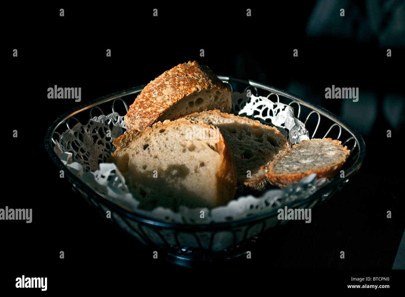 Pan servido en una canasta de plata Foto de stock