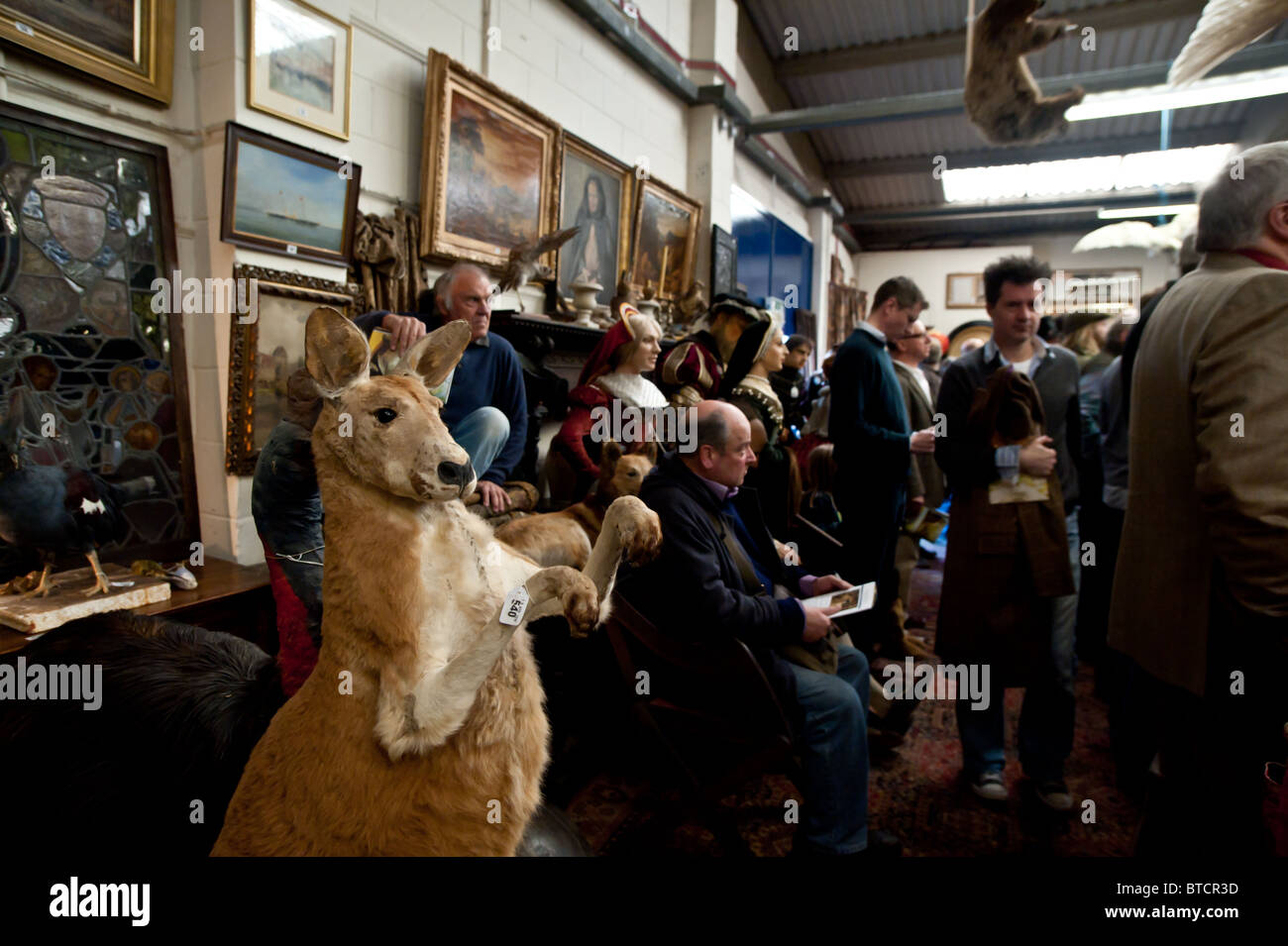 Subasta de la colección Brading desde la Isla de Wight en el Duke's auction house en Dorchester Foto de stock