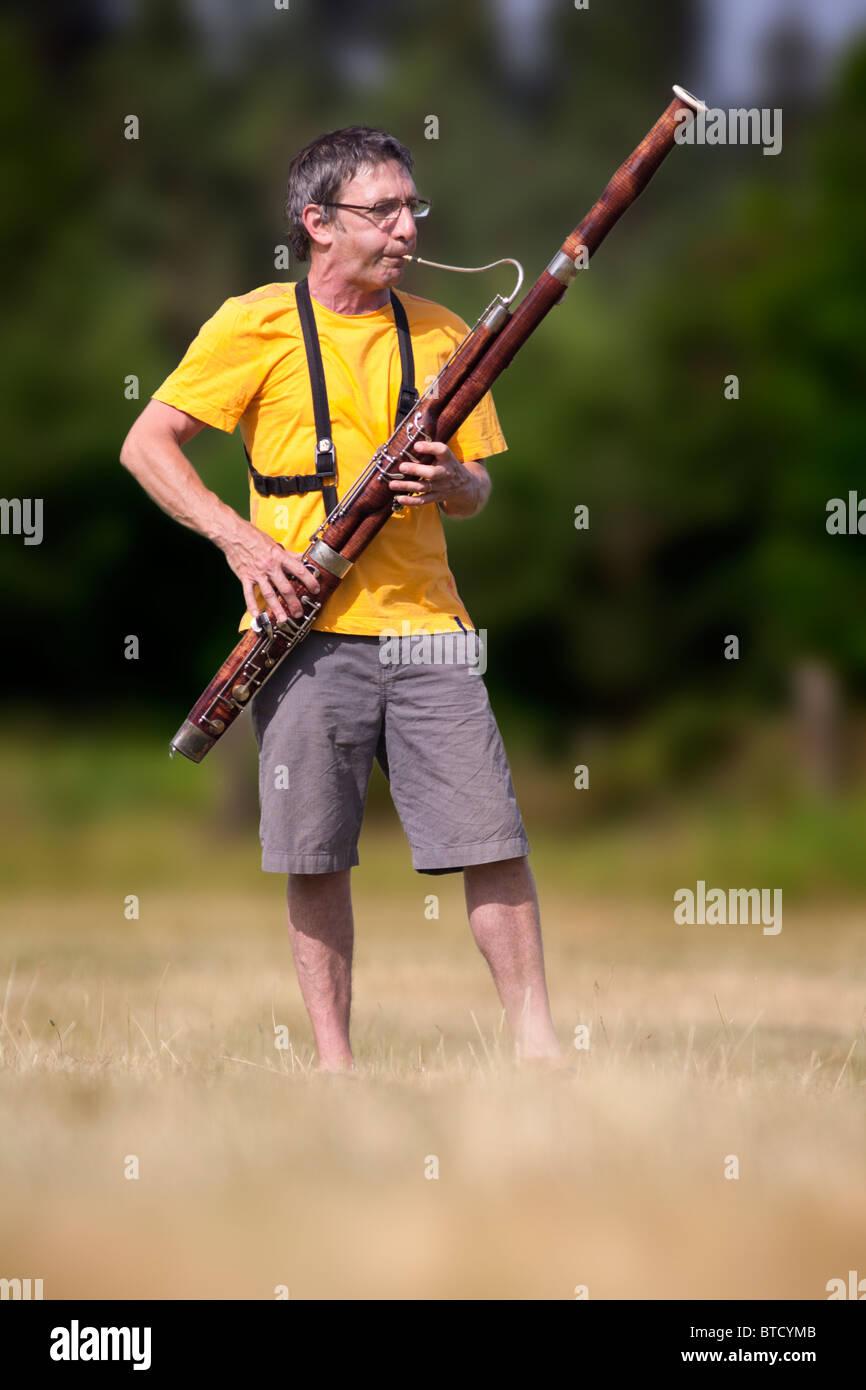Un hombre tocando el fagot en el aire libre (Auvernia - Francia). Joueur de  basson jouant instrumento de hijo en pleine nature (Francia Fotografía de  stock - Alamy