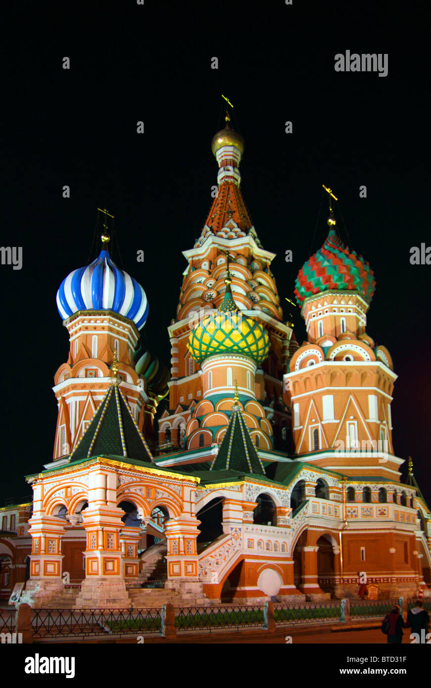 Vasily Blazhenniy iglesia sobre la Plaza Roja en Moscú por la noche Foto de stock