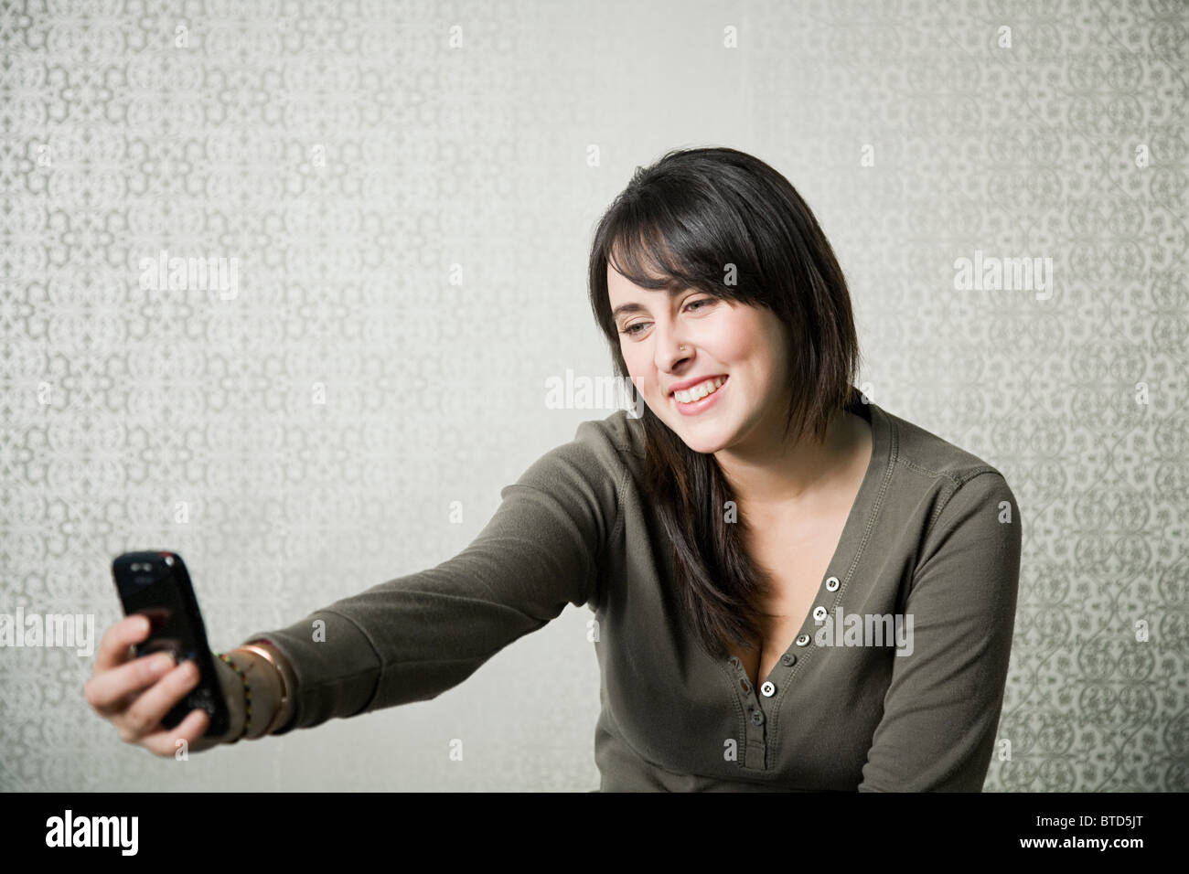 Adolescente fotografiando a ella misma con el smartphone Foto de stock