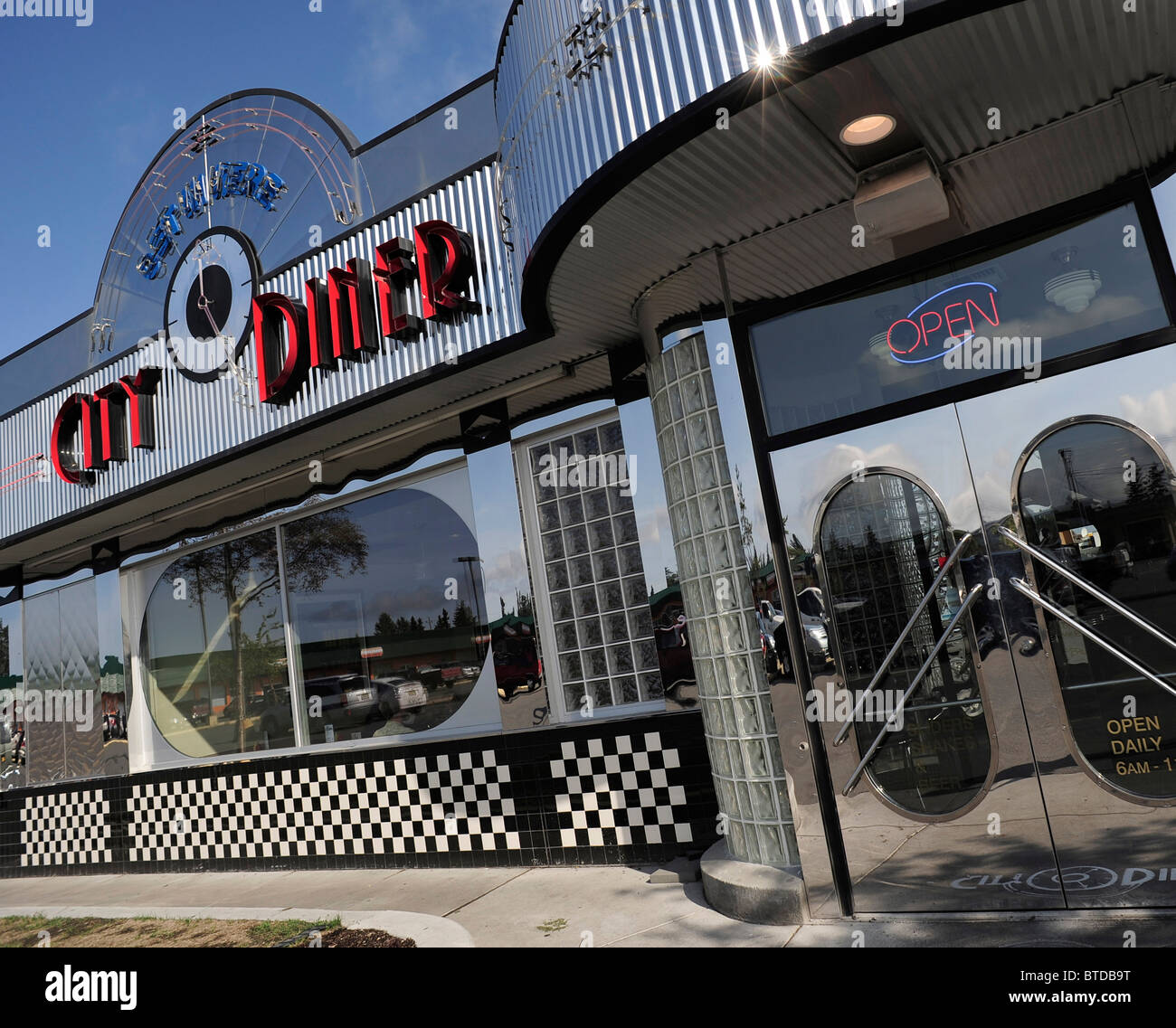 Vista exterior de la ciudad de Anchorage, Southcentral Diner Alaka Foto de stock