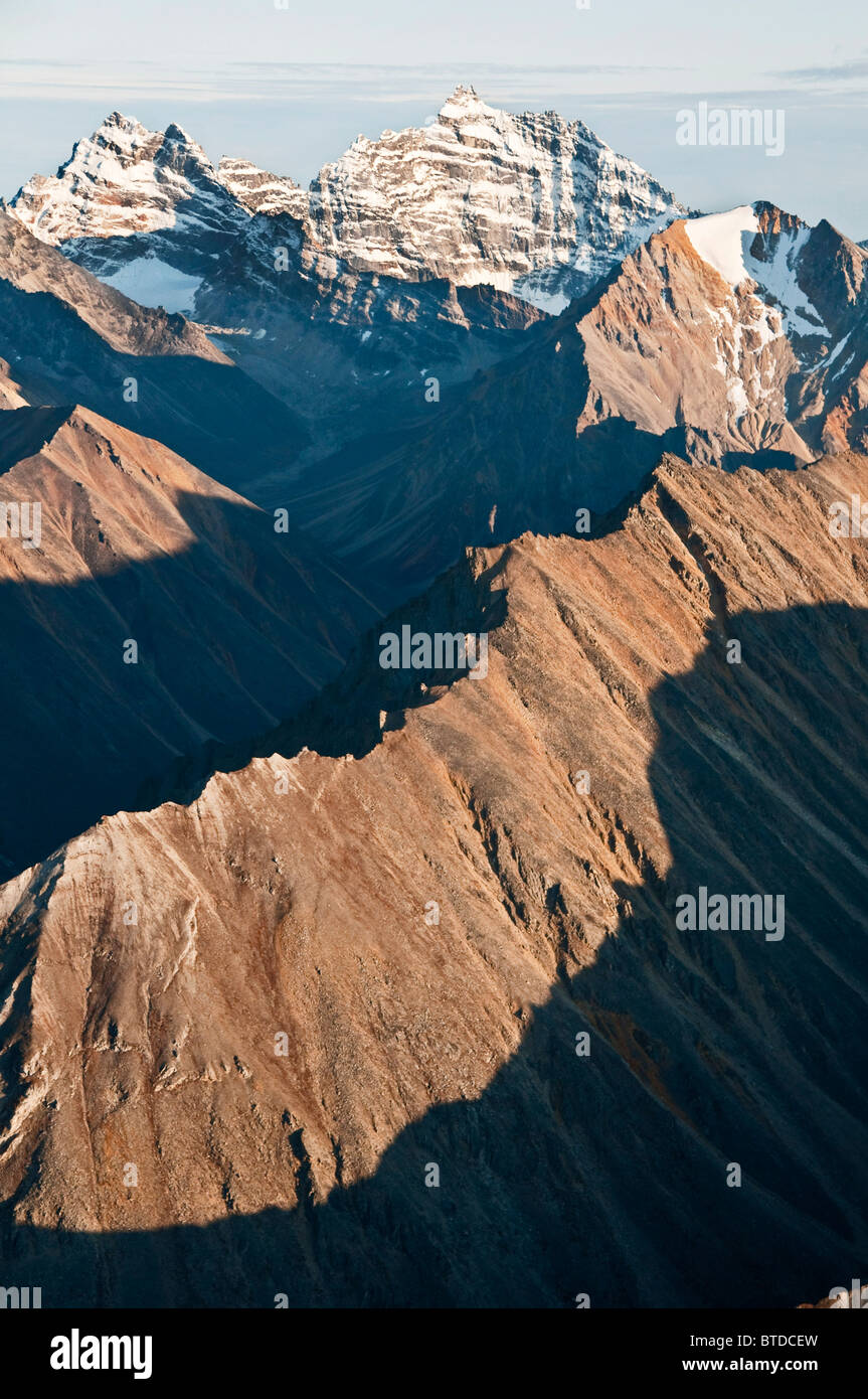 Vista aérea de Mt.Igikpak (derecha), Montañas, Schwatka Brooks, puertas del Ártico, Alaska, Parque Nacional Foto de stock