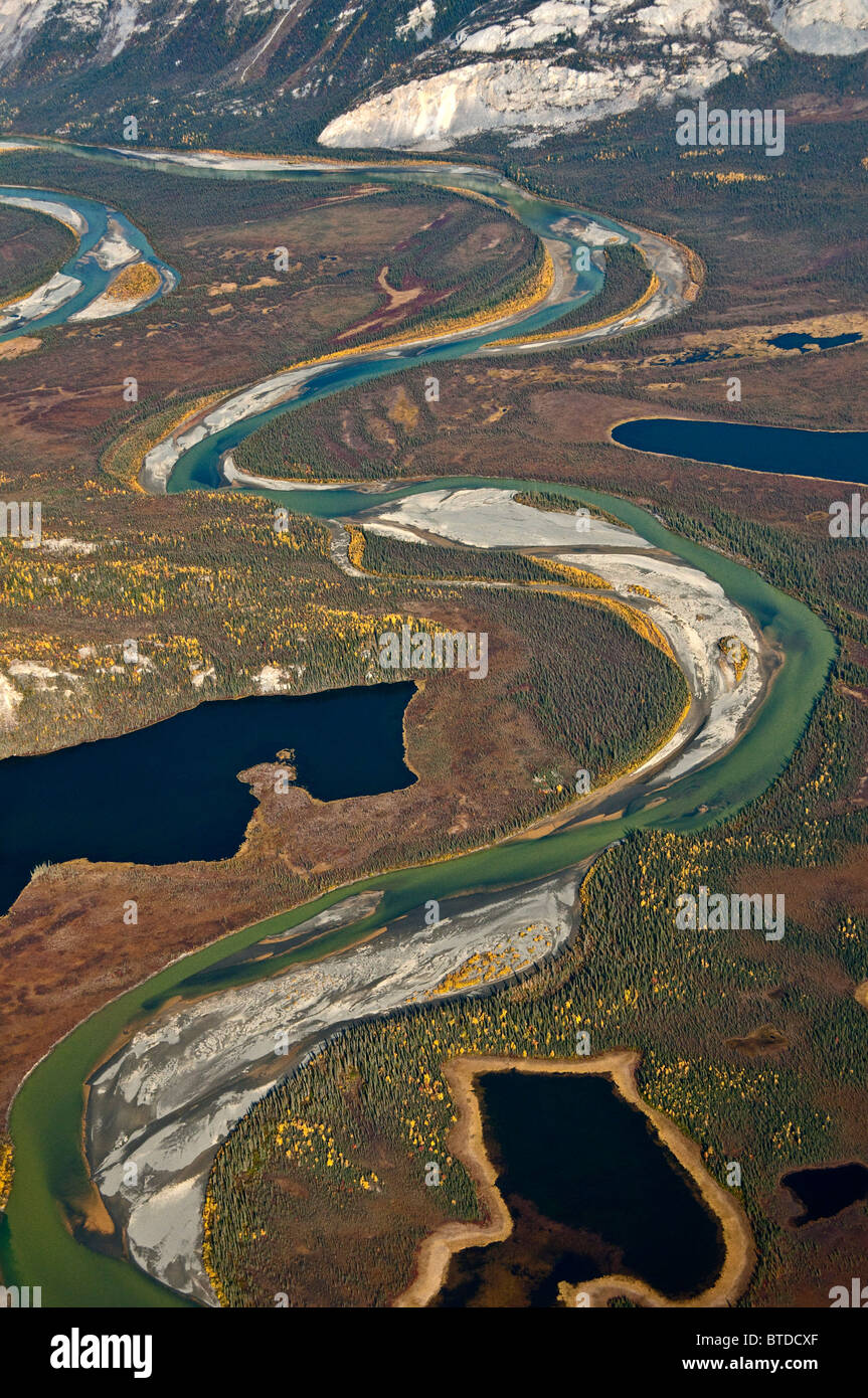 Río Alatna, Nacional Silvestre y escénico Río, serpenteando a través de la sierra Brooks, puertas del Ártico, Alaska, Parque Nacional Foto de stock