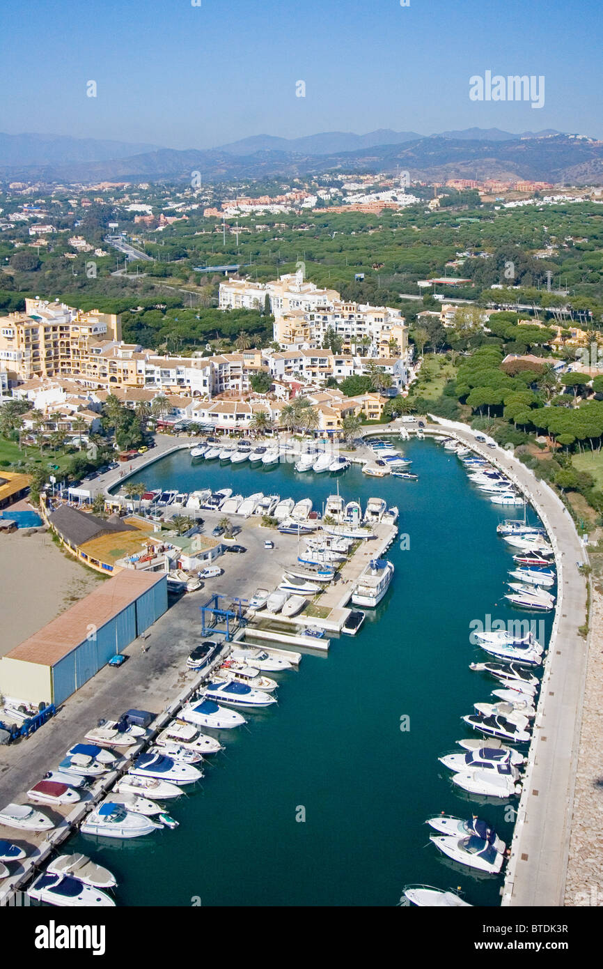 Vista aérea del puerto de Cabopino, en la Costa del Sol, Marbella, España  Fotografía de stock - Alamy