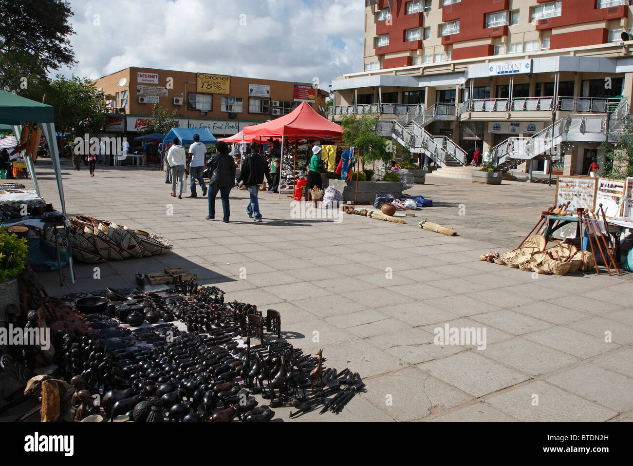 Mercado artesanal en el antiguo centro comercial principal en el centro de la ciudad en Gaborone Foto de stock