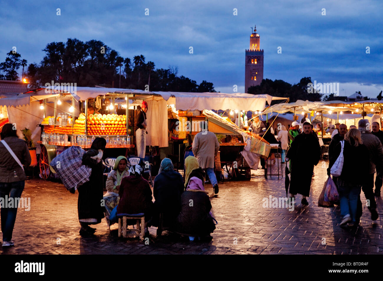 Por la noche una fiesta en la plaza de mercado o Marrakech Medina Foto de stock