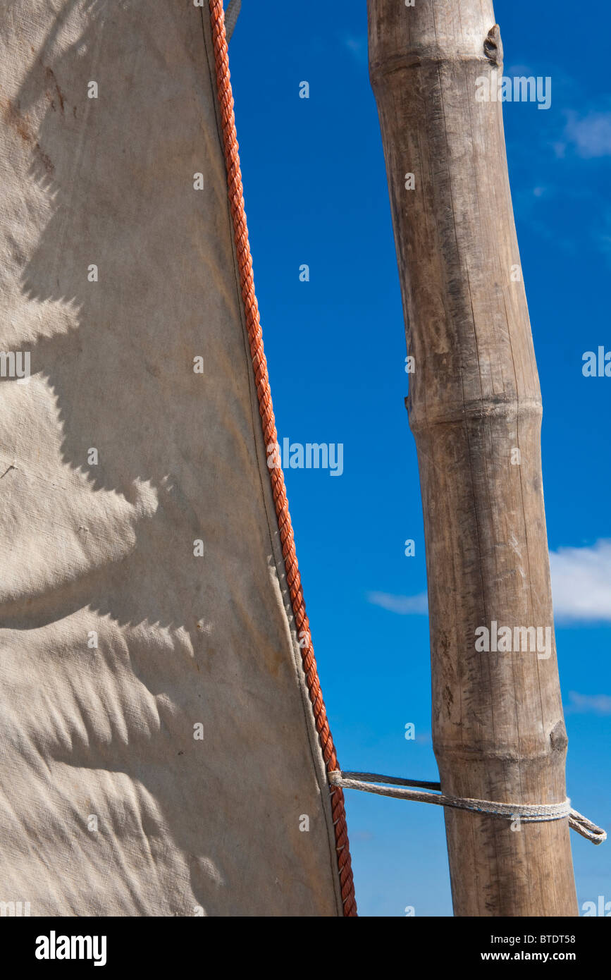 Detalle de un mástil de bambú de un dhow o barco de vela tradicional Foto de stock