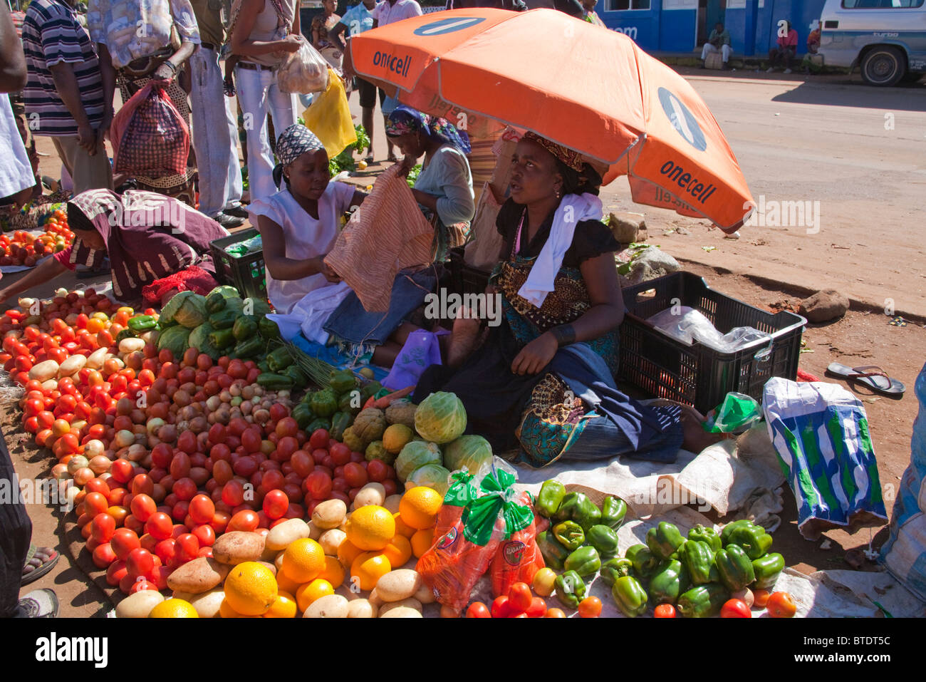Las mujeres locales que venden productos frescos en la carretera Foto de stock