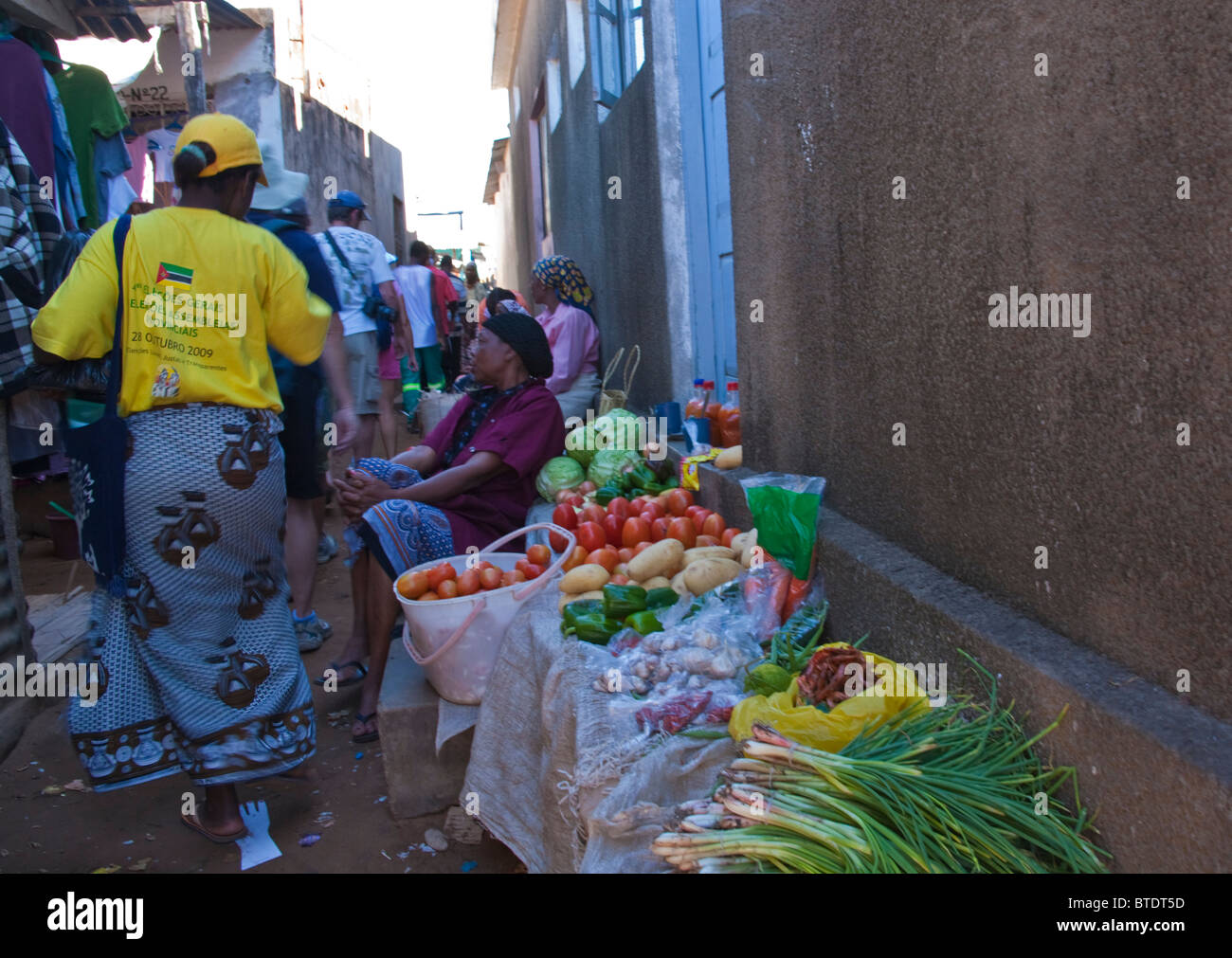 Las mujeres locales que venden productos frescos en el mercado local. Foto de stock