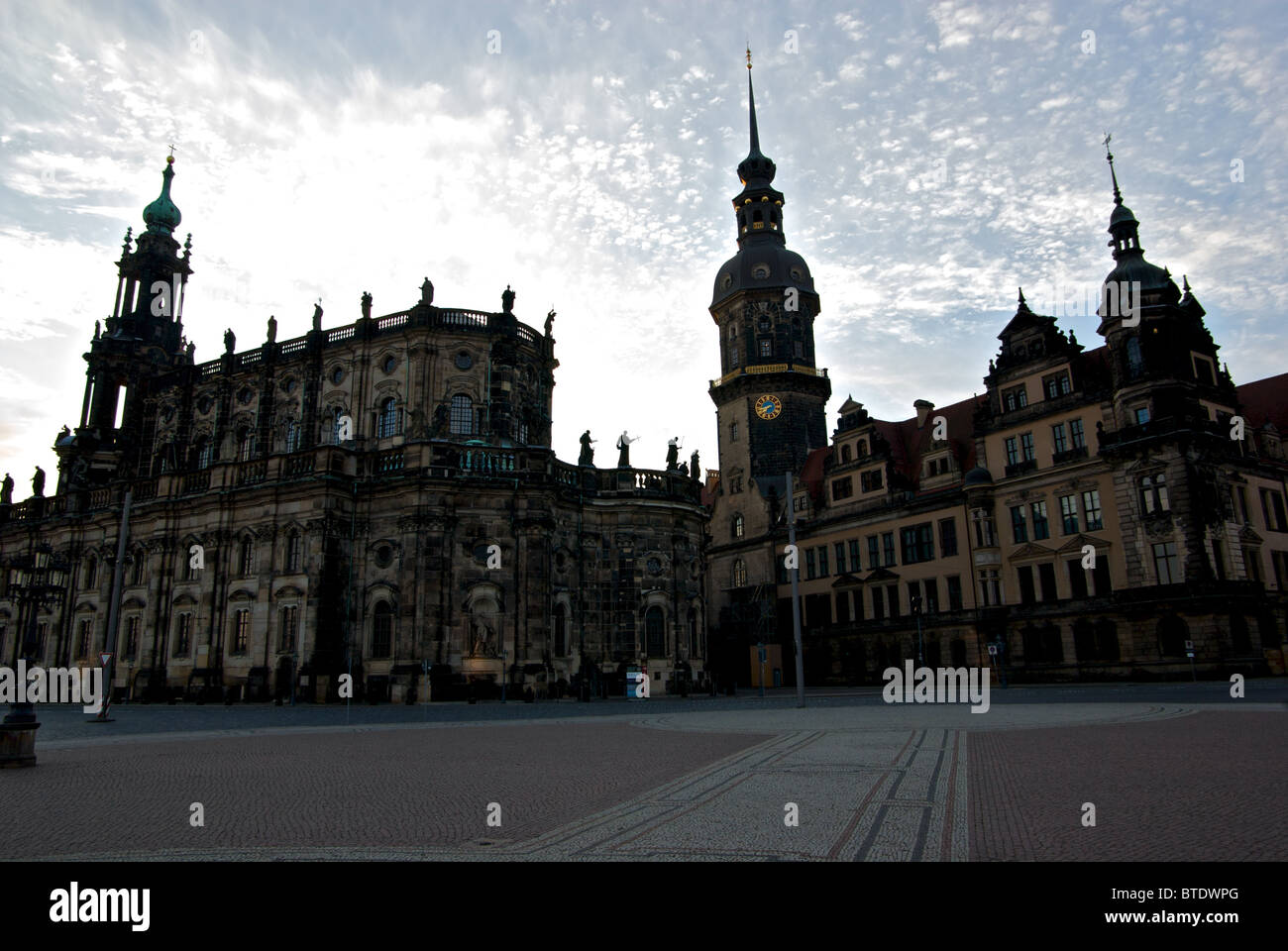 Campanarios de la catedral y el palacio real en silueta empedrada Theaterplatz plaza del casco histórico de Dresden Altstadt al amanecer. Foto de stock