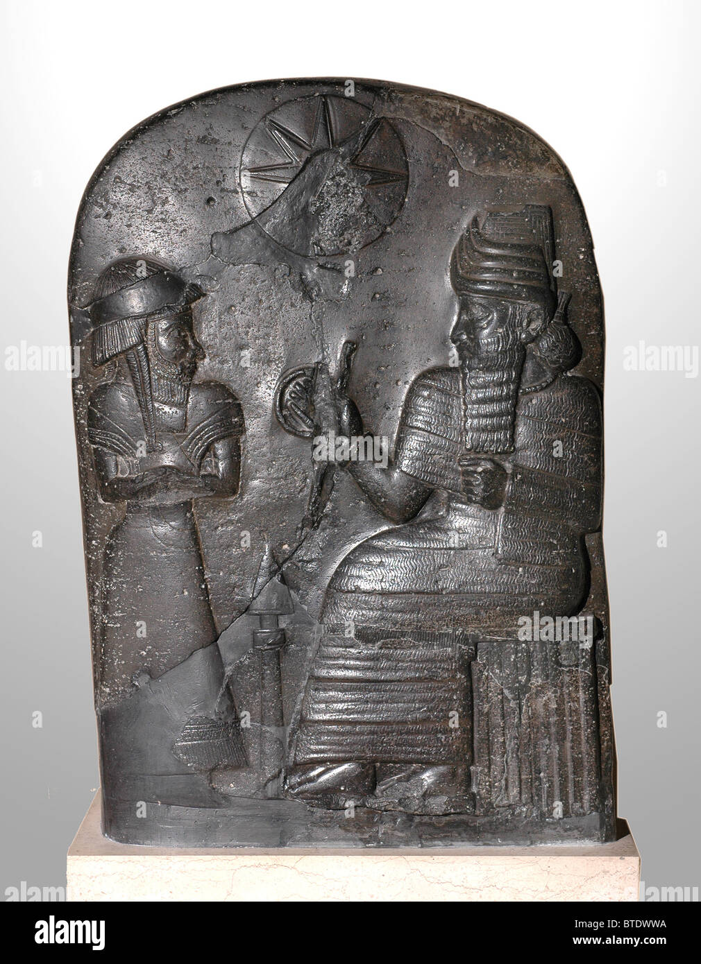 5327. Un adorador de pie en frente de una deidad mesopotámica. Susa (Irán) c. 1800-1500 A.C. Foto de stock