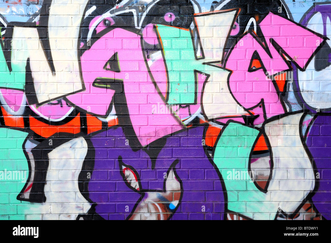 Graffiti en pared de ladrillo Foto de stock