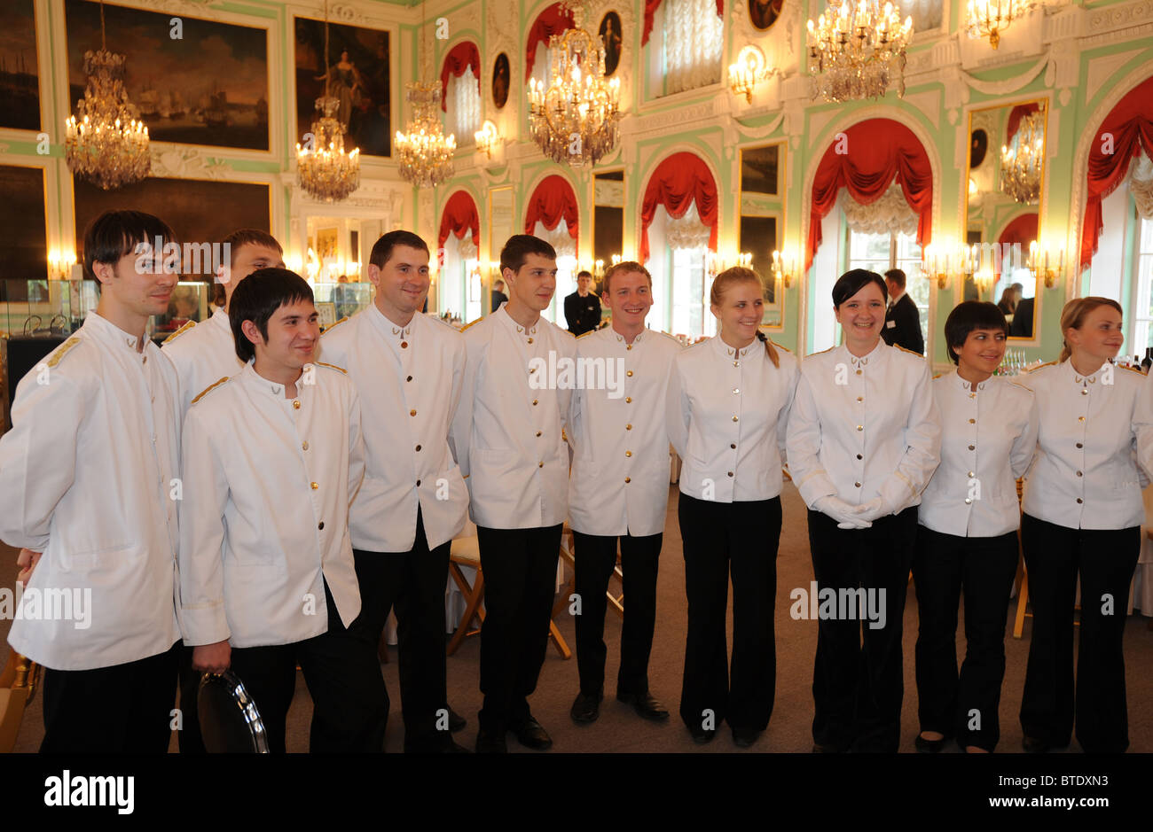 El personal de servicio en una cena de gala en el Palacio Peterhof, San Petersburgo, Rusia Foto de stock