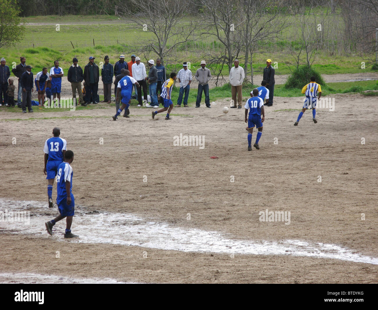 Partido de fútbol jugado en una zona rural Foto de stock