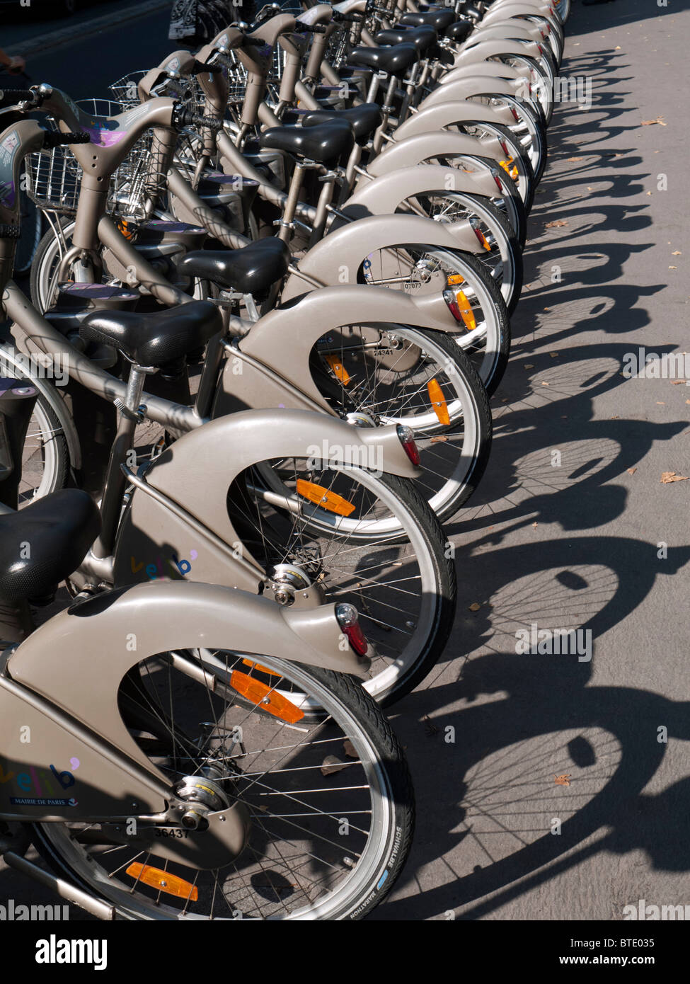 Alquiler de bicicletas públicas llamado Velibon Paris Street en Francia Foto de stock