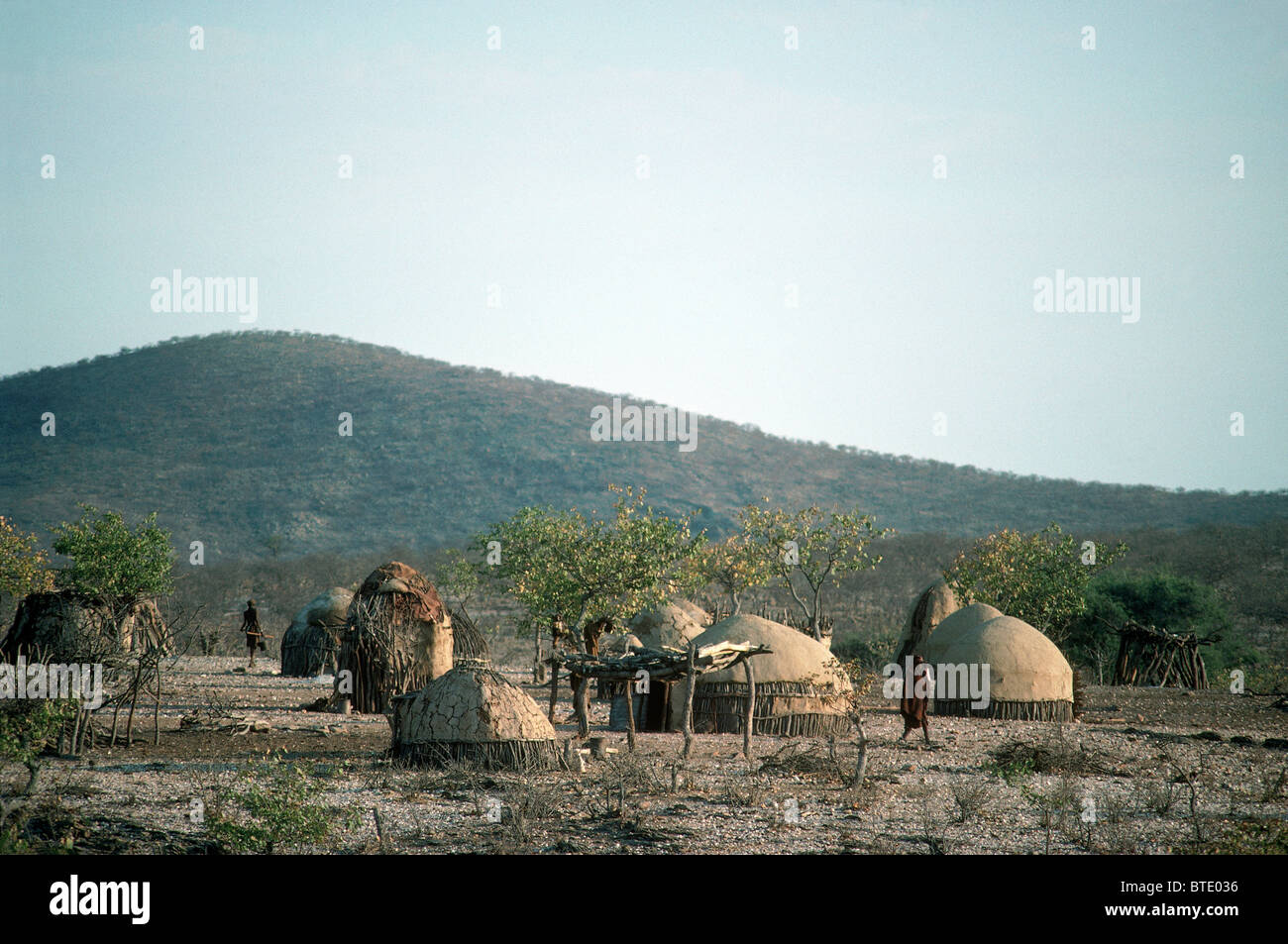Himbas aldea con un clúster de tradicionales cabañas redondeado Foto de stock