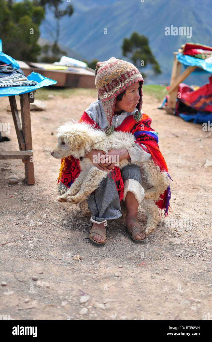 Un niñito en aldea azotada por la pobreza en el Valle Sagrado, Perú. Foto de stock