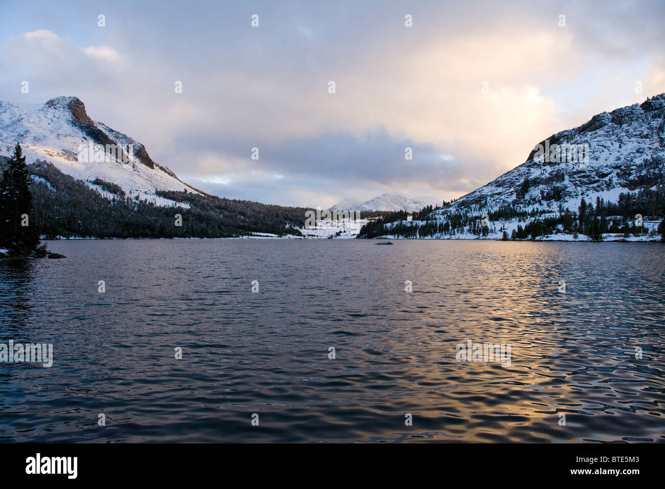 Lago de montaña de invierno durante la puesta de sol Foto de stock
