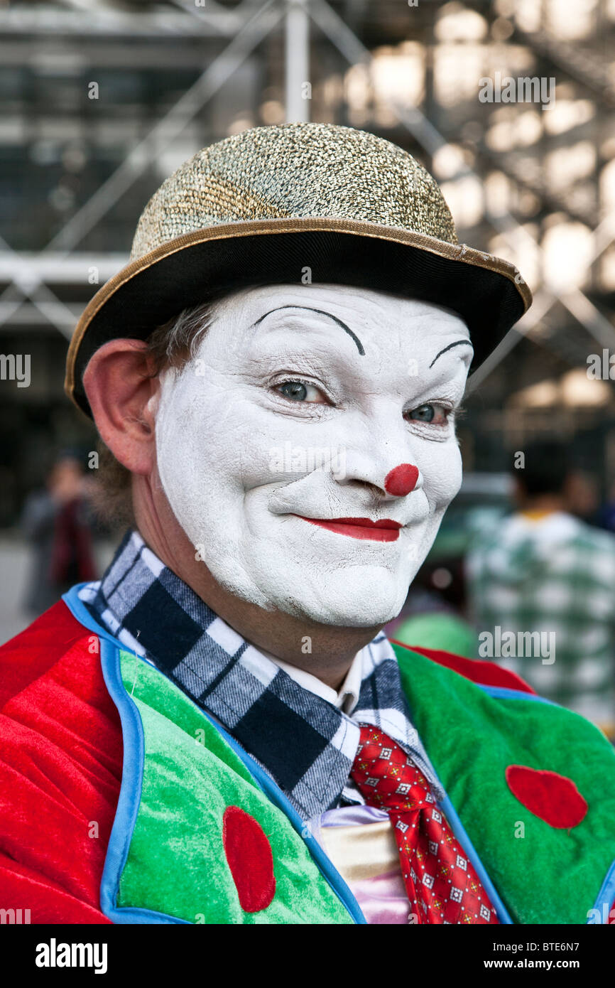 Feliz ojos brillantes payaso en whiteface vistiendo mini sombrero y  chaqueta de patchwork realizar fuera del centro Beaubourg en Paris  Fotografía de stock - Alamy