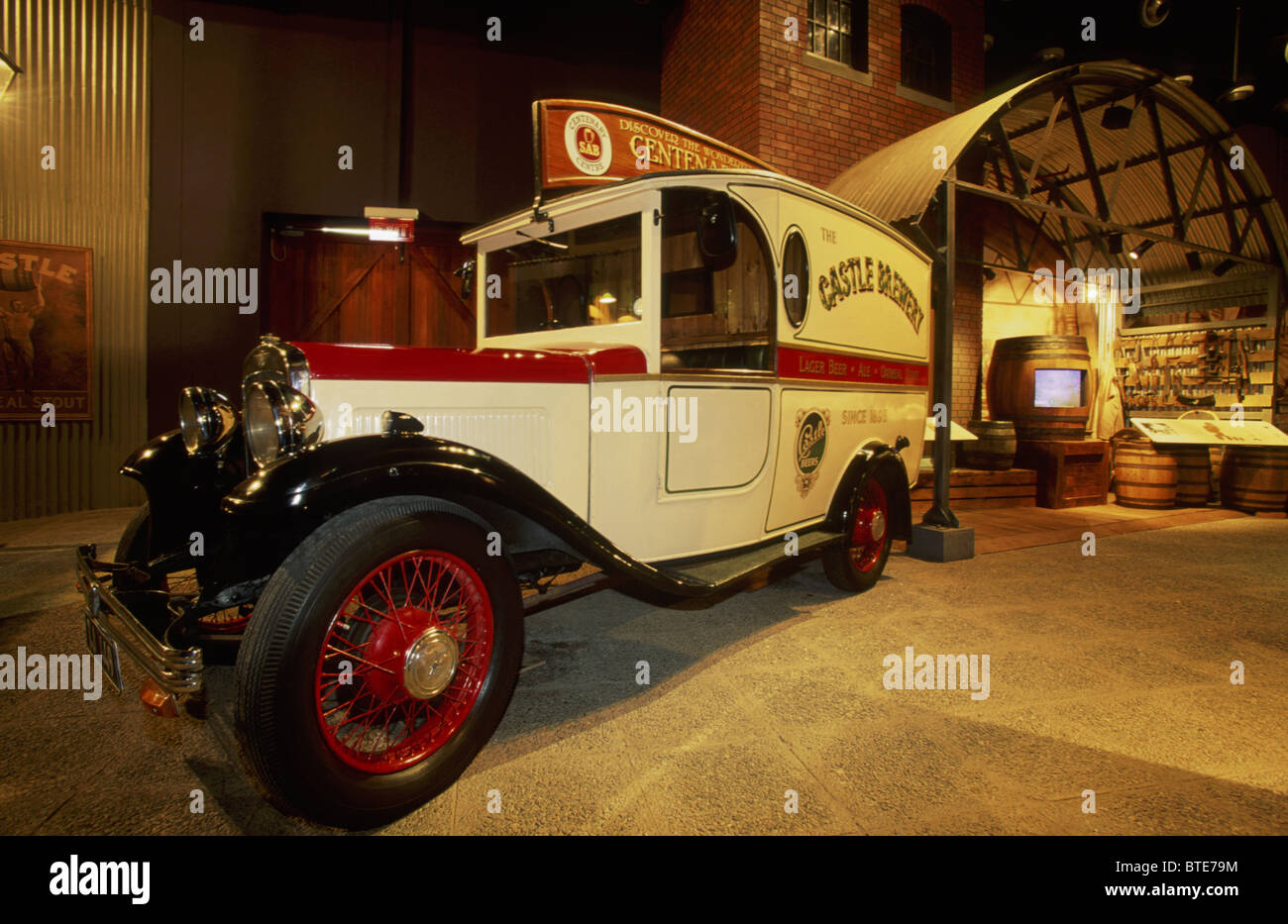 Un antiguo castillo cerveza lager entrega vehículo en exhibición en el South African Breweries centenario Foto de stock
