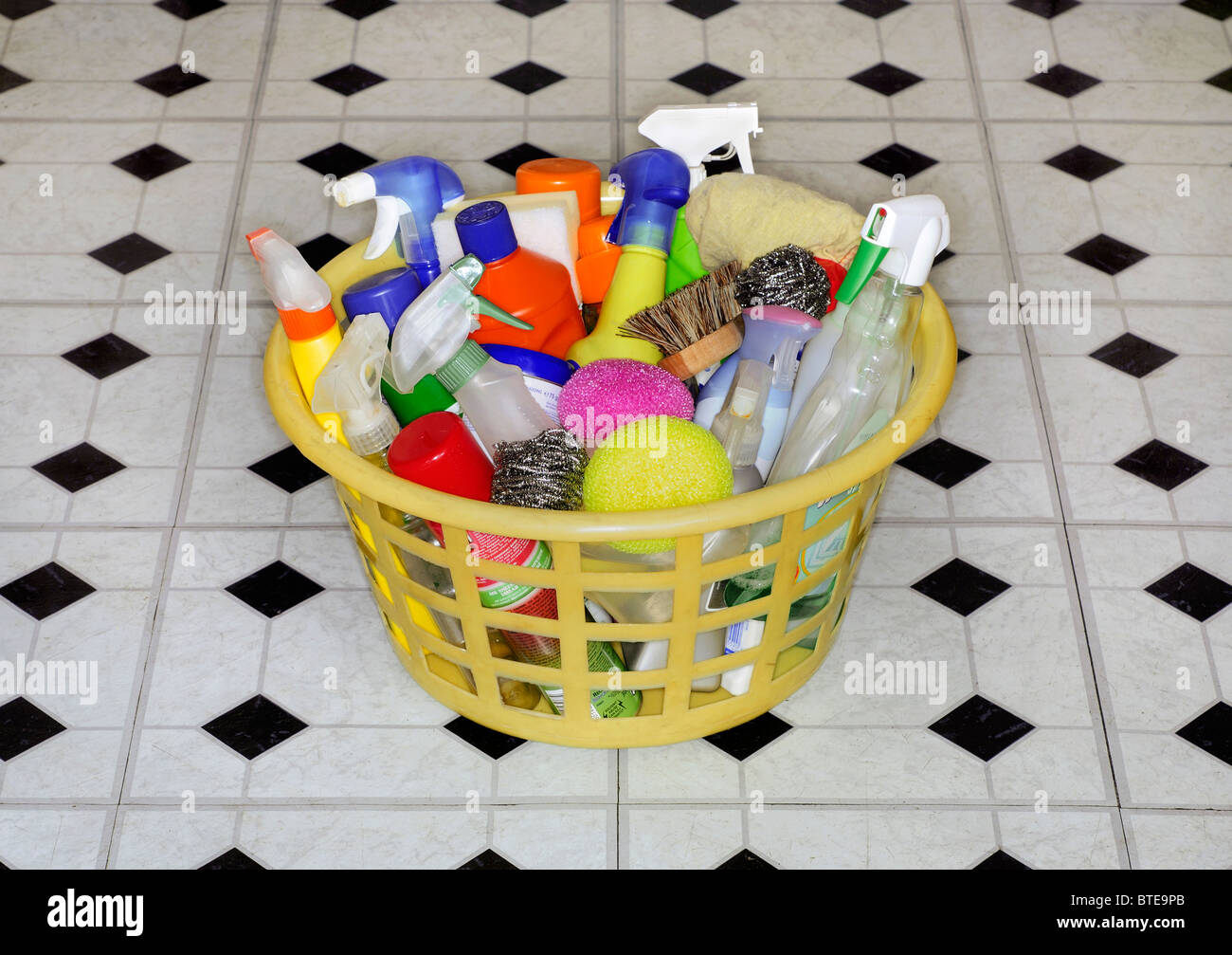 Productos Y Fuentes De Limpieza En Una Cesta Imagen de archivo - Imagen de  detergente, concepto: 115610245