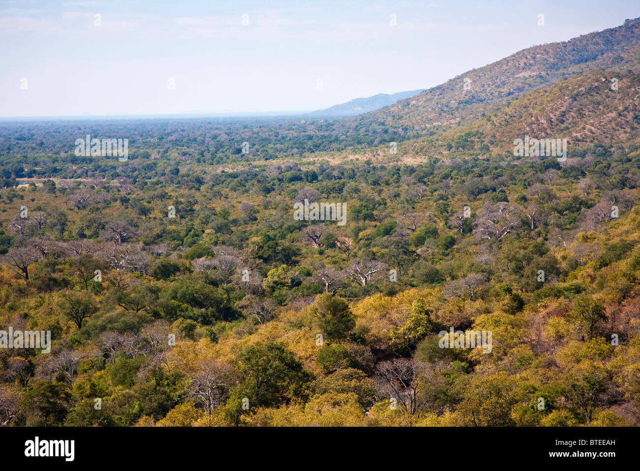 Una vista del acantilado y el valle de Zambezi Foto de stock