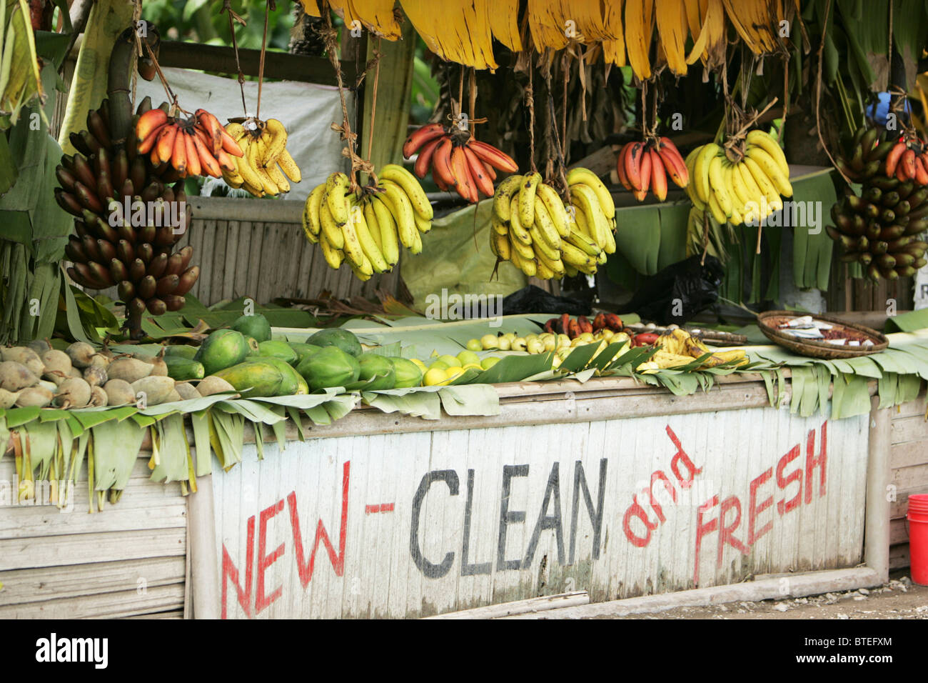 El plátano y las frutas que se muestran Foto de stock