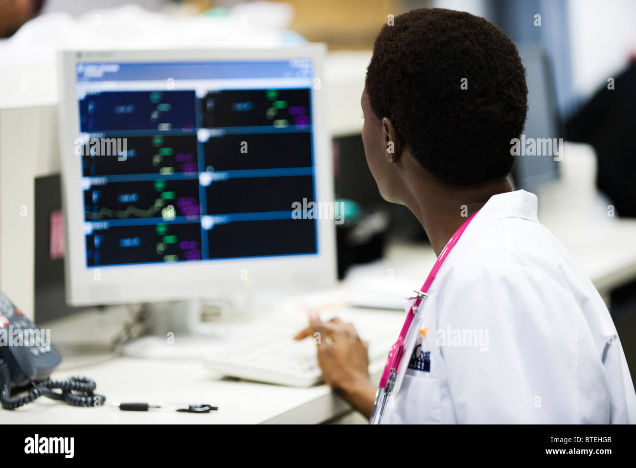 Trabajador sanitario mirando el monitor en el área de enfermería Foto de stock