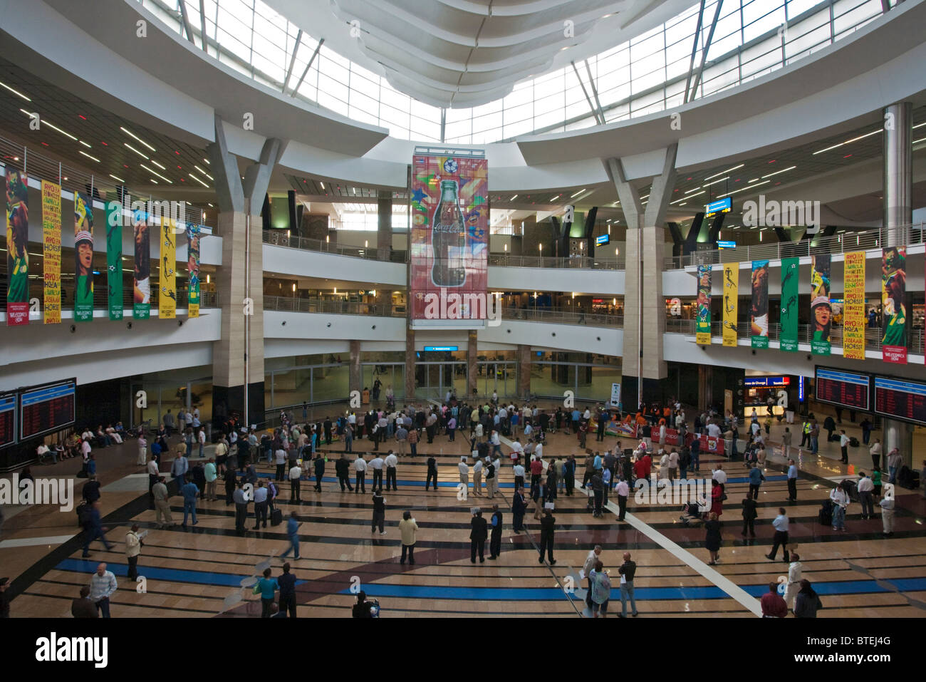 El hall de llegadas en el aeropuerto Oliver Tambo en Johannesburgo Foto de stock