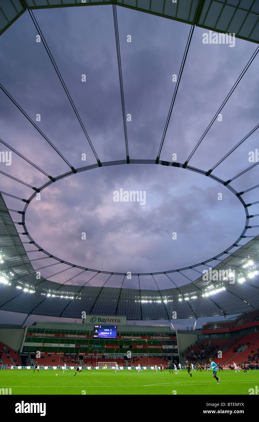 La construcción del techo del estadio de fútbol BayArena en Leverkusen, Alemania, durante un partido de la Bundesliga alemana. Foto de stock