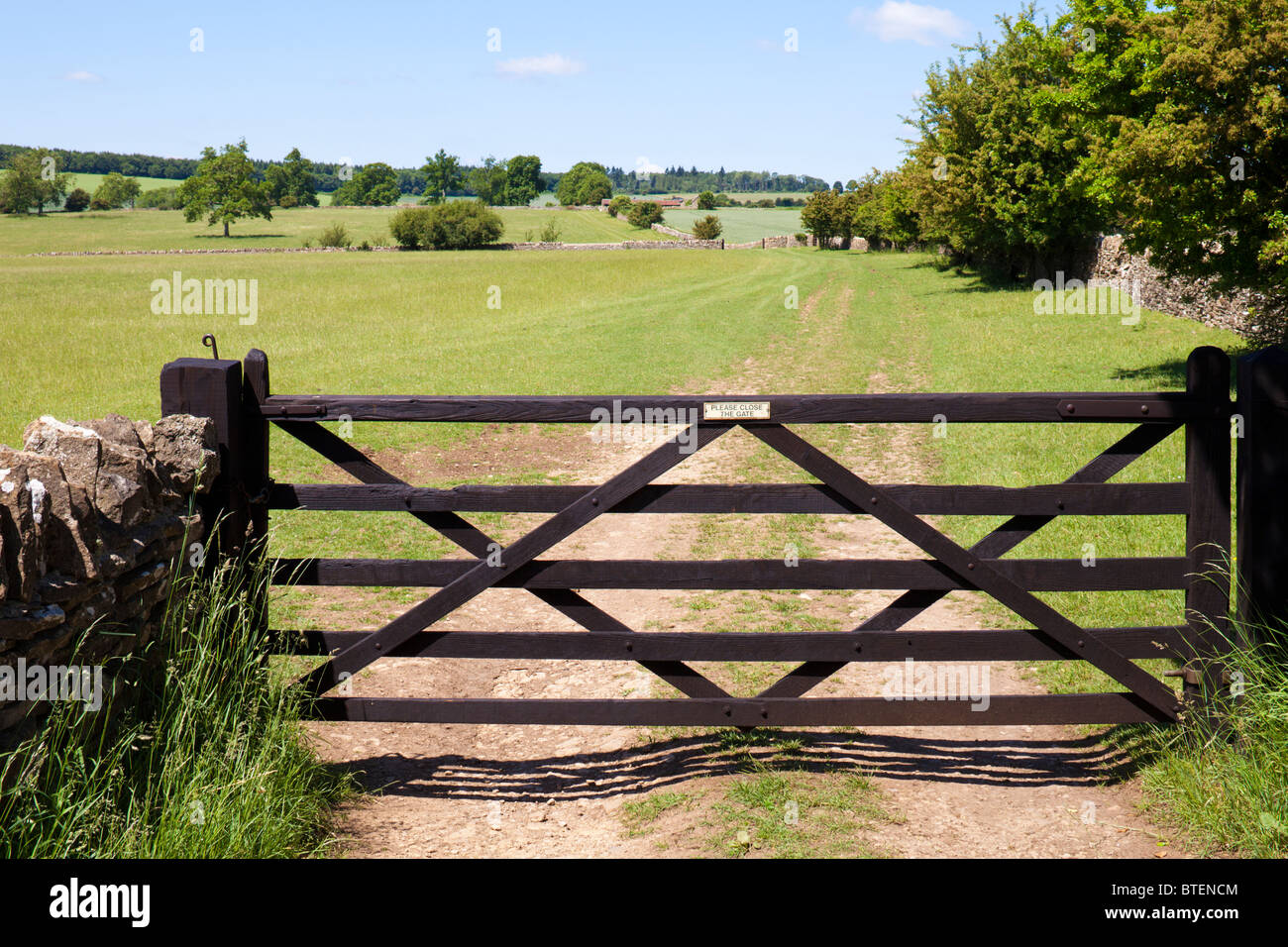 Una tradicional de cinco barras en la puerta cerca de la granja, Kinetonhill Cotswolds Gloucestershire Foto de stock