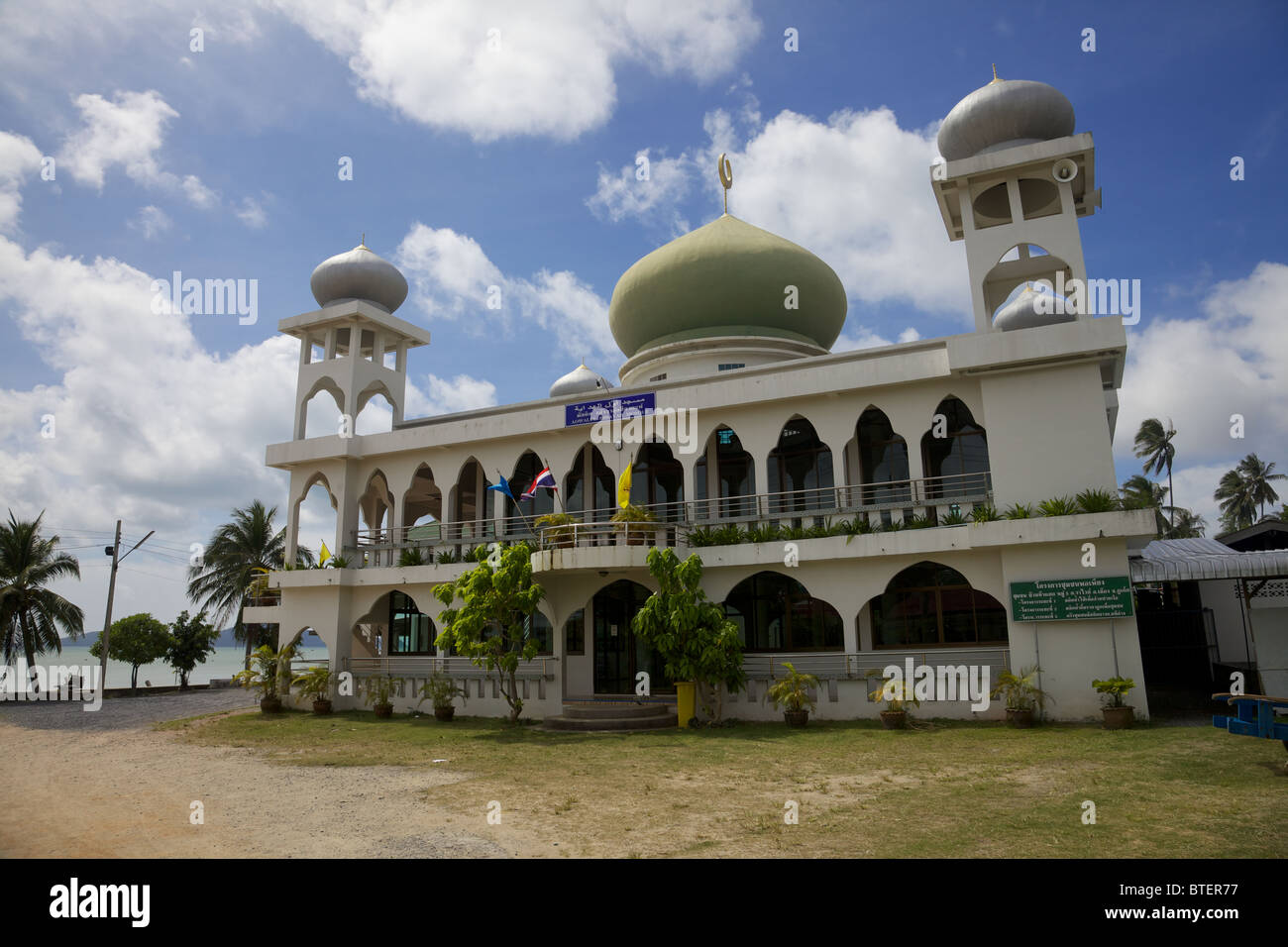 La mezquita Aowalul Hidayah, por el mar en Chalong Bay, Phuket, Tailandia. Foto de stock