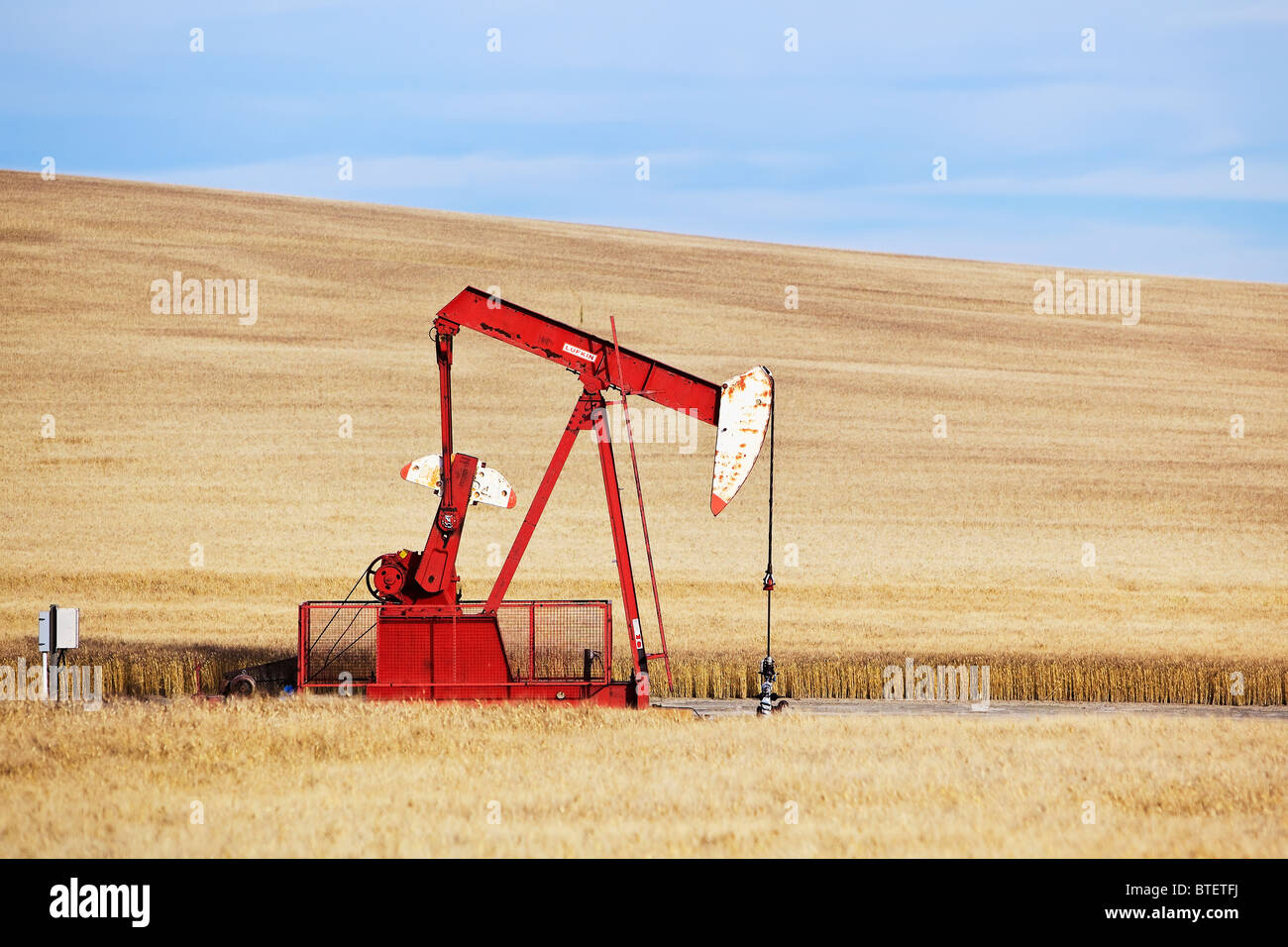 El aceite de bomba de pozo jack, cerca de Swift Current, Saskatchewan, Canadá. Foto de stock
