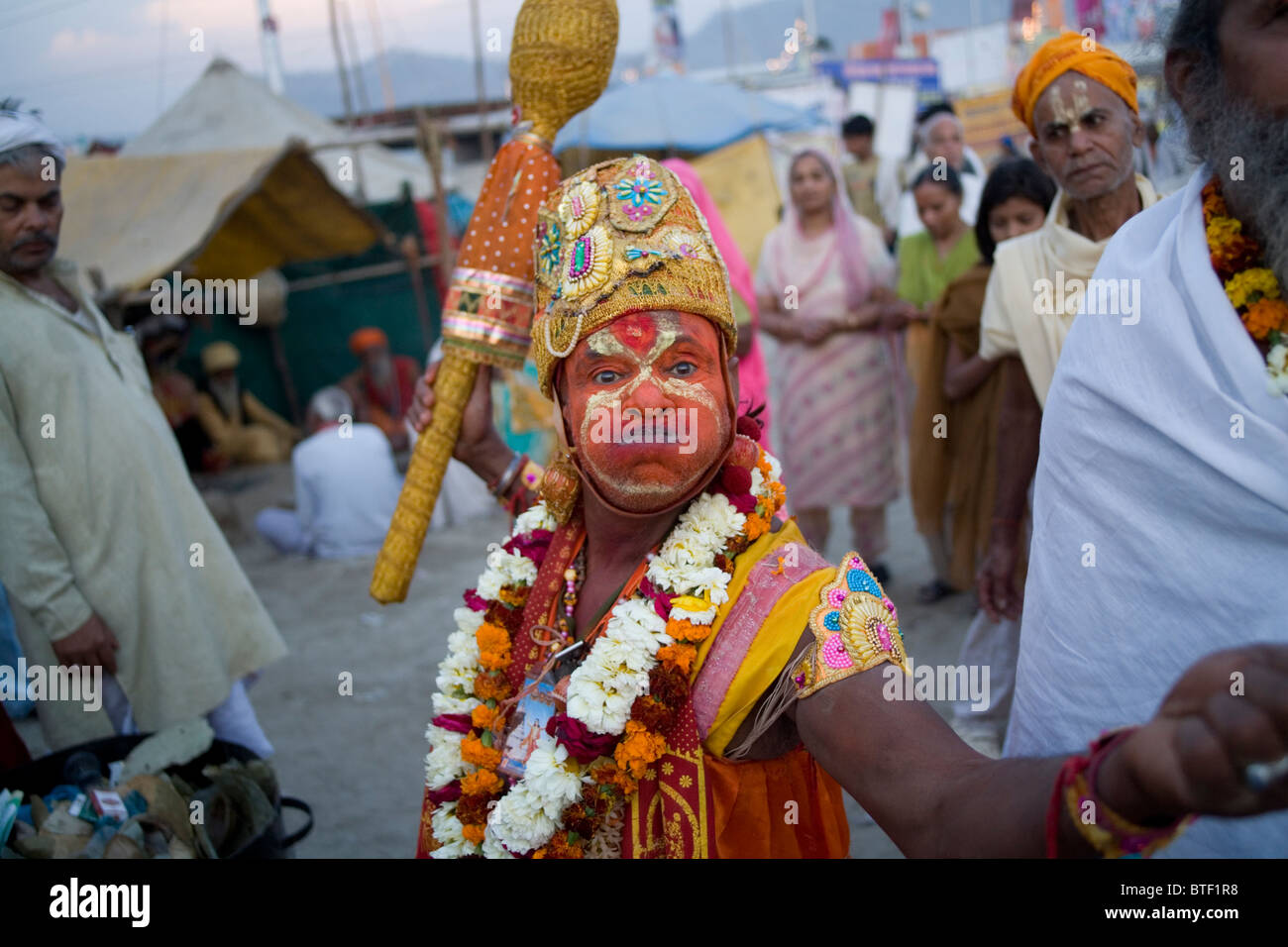 El hombre actúa como el dios Hindú Hanuman durante el Kumbh Mela festival, Haridwar, Uttarakhand, India. Foto de stock