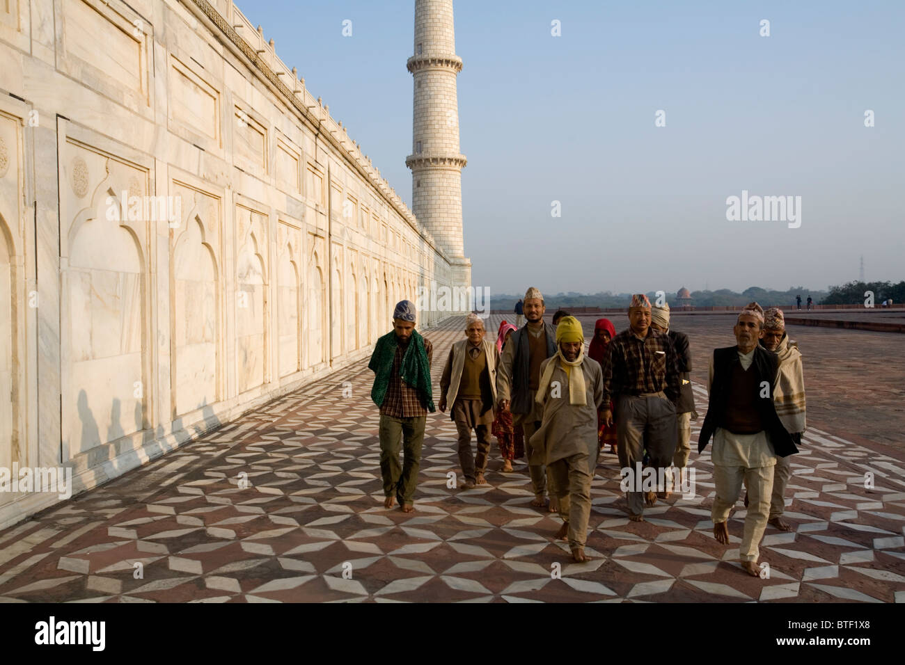 Un grupo de personas de Rajastán visitando el Taj Mahal, Agra, Uttar Pradesh, India. Foto de stock