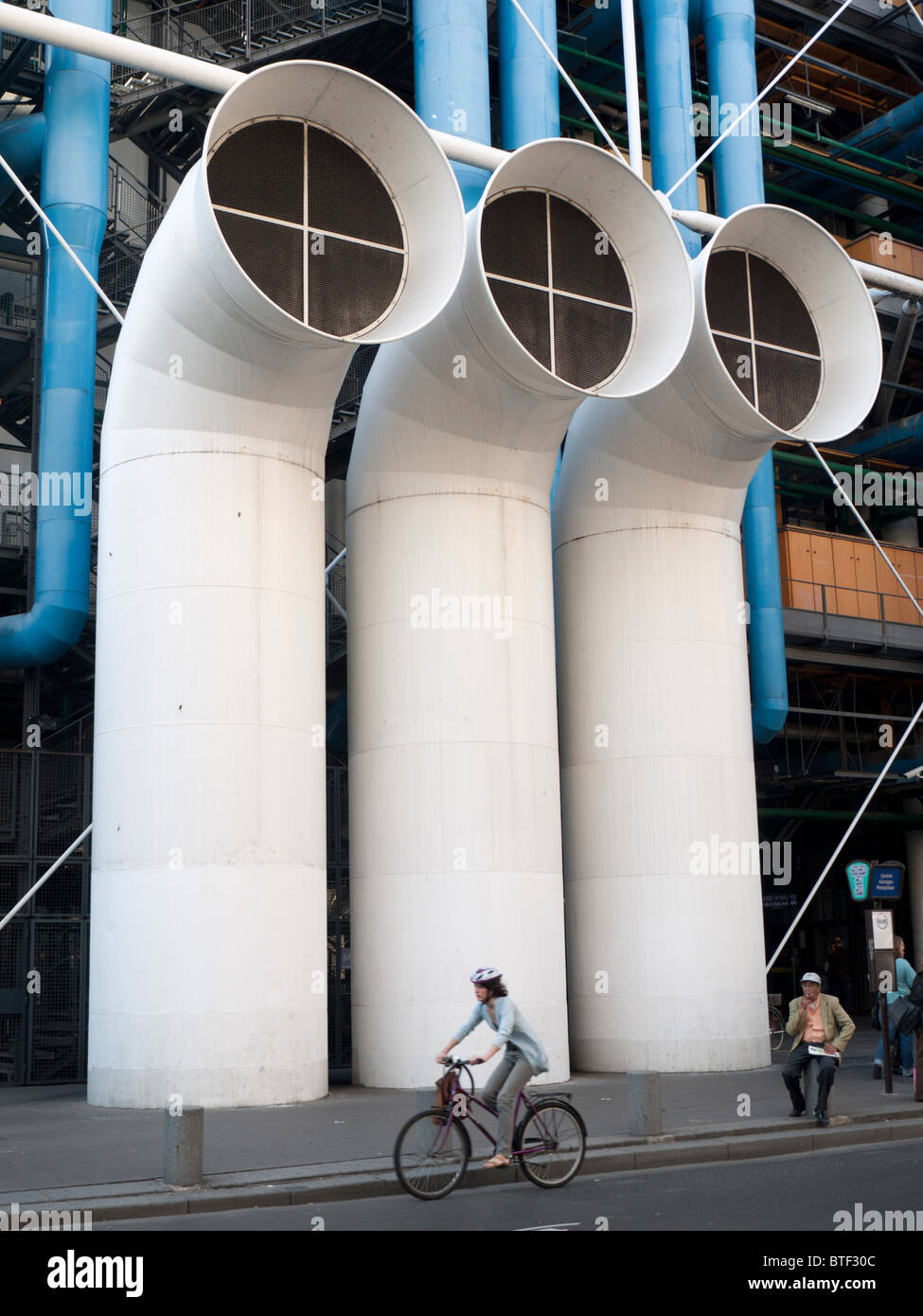 Rejillas de ventilación de aire de gran tamaño en el Centro Pompidou de París Francia Foto de stock